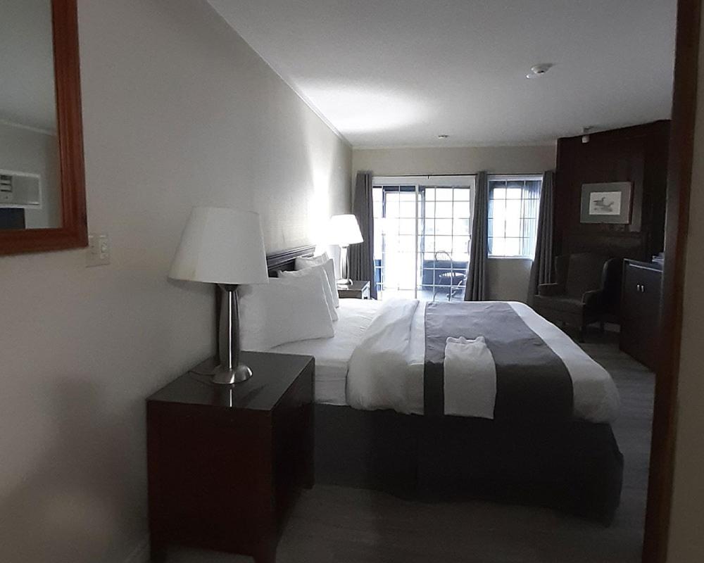 Algonquin Lakeside Inn
