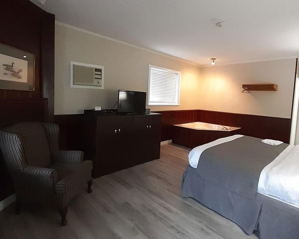 Algonquin Lakeside Inn