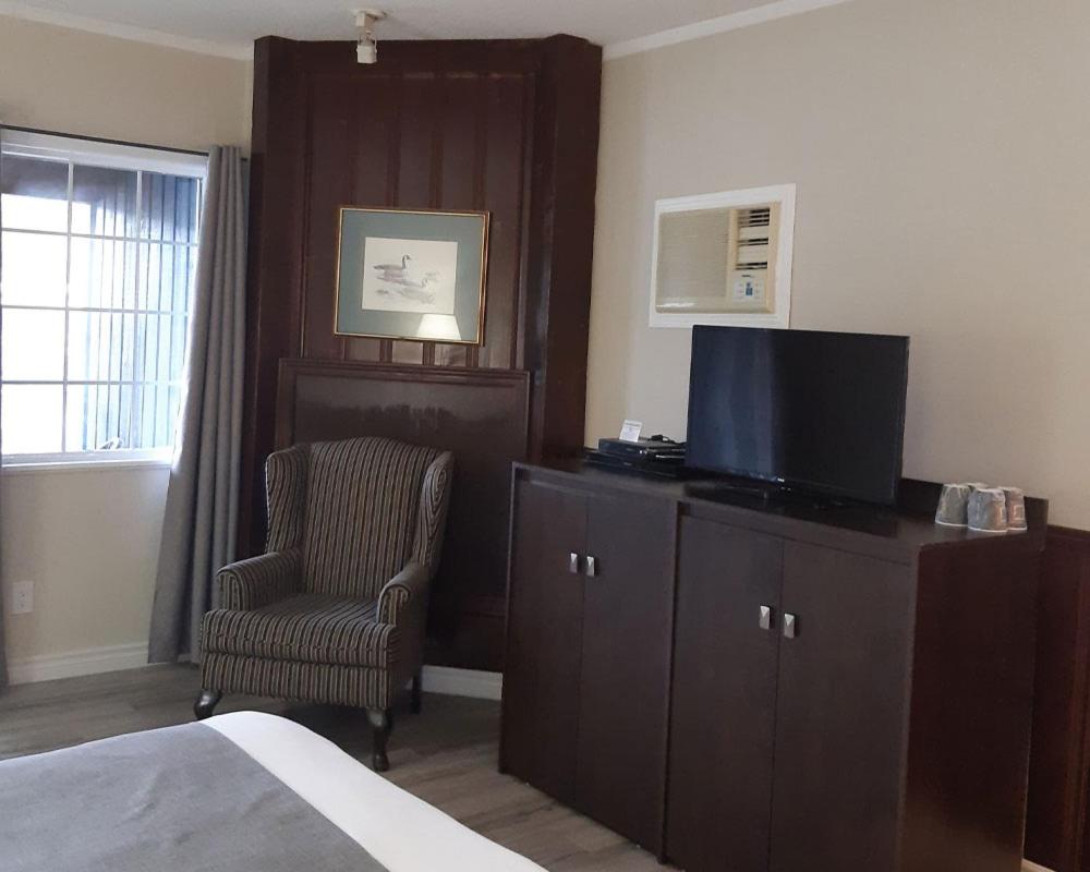 Algonquin Lakeside Inn