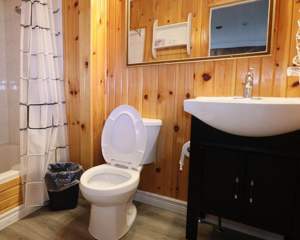 Algonquin Lakeside Inn