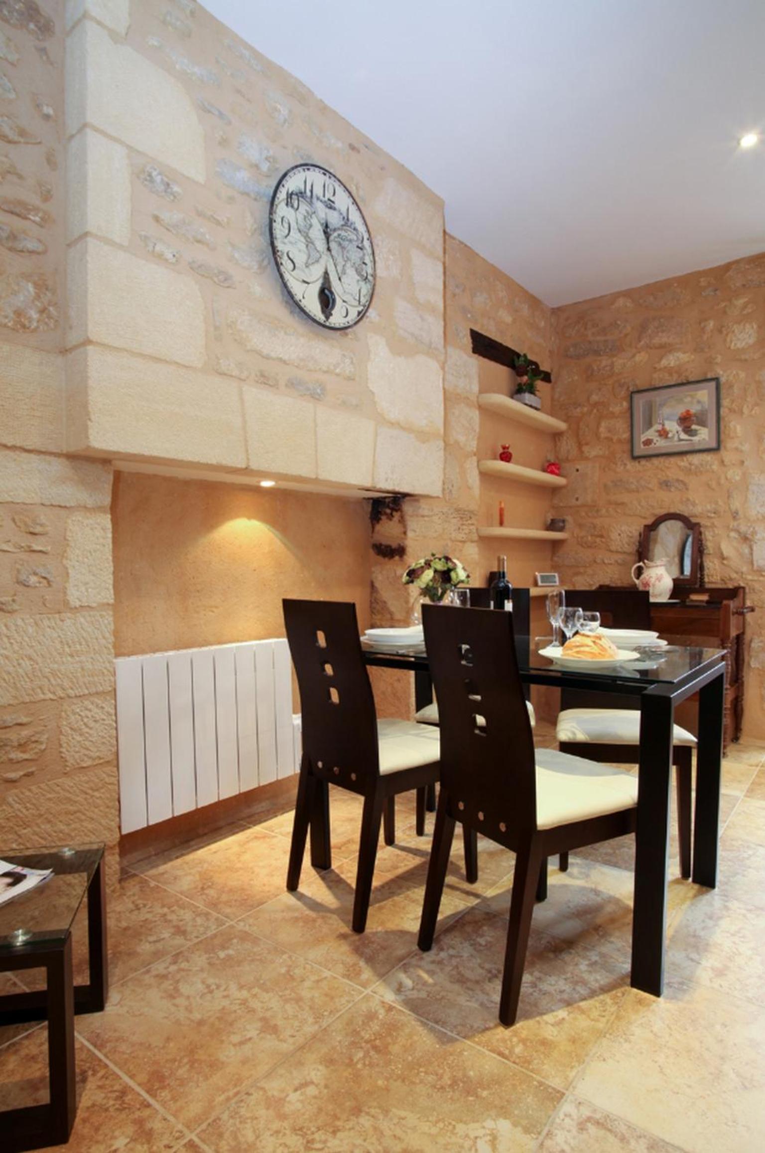 Le Grenier du Chapitre son loft avec les poutres et l'appartement une chambre sans les poutres, photo 12