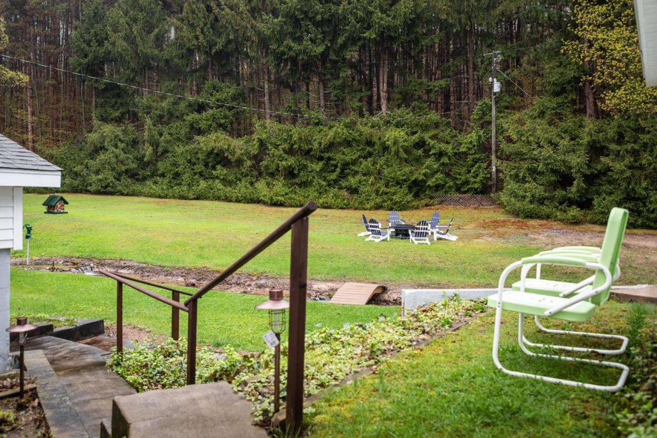 Cedar Creek Cottage Close to Downtown Traverse City Beaches and the TART Trail