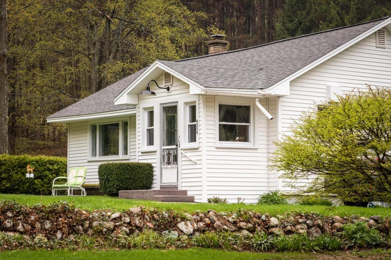 Cedar Creek Cottage Close to Downtown Traverse City Beaches and the TART Trail
