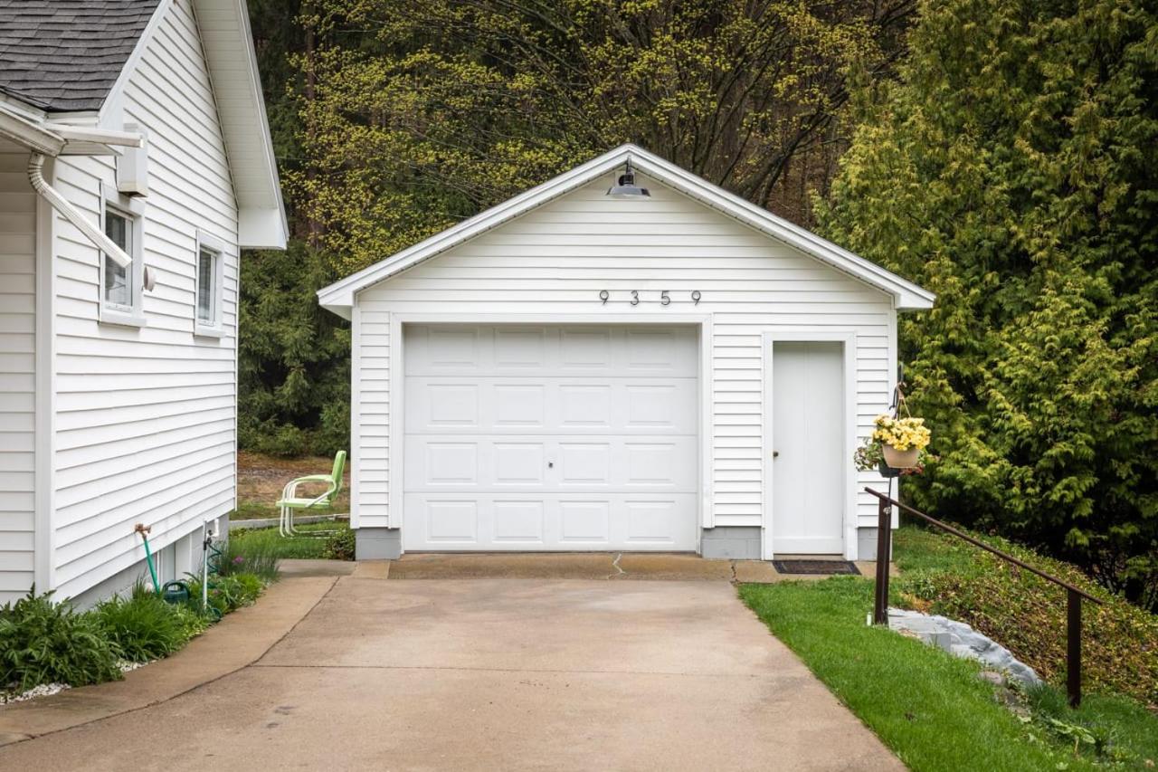 Cedar Creek Cottage Close to Downtown Traverse City Beaches and the TART Trail