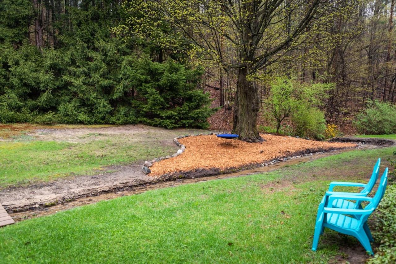 Cedar Creek Cottage Close to Downtown Traverse City Beaches and the TART Trail