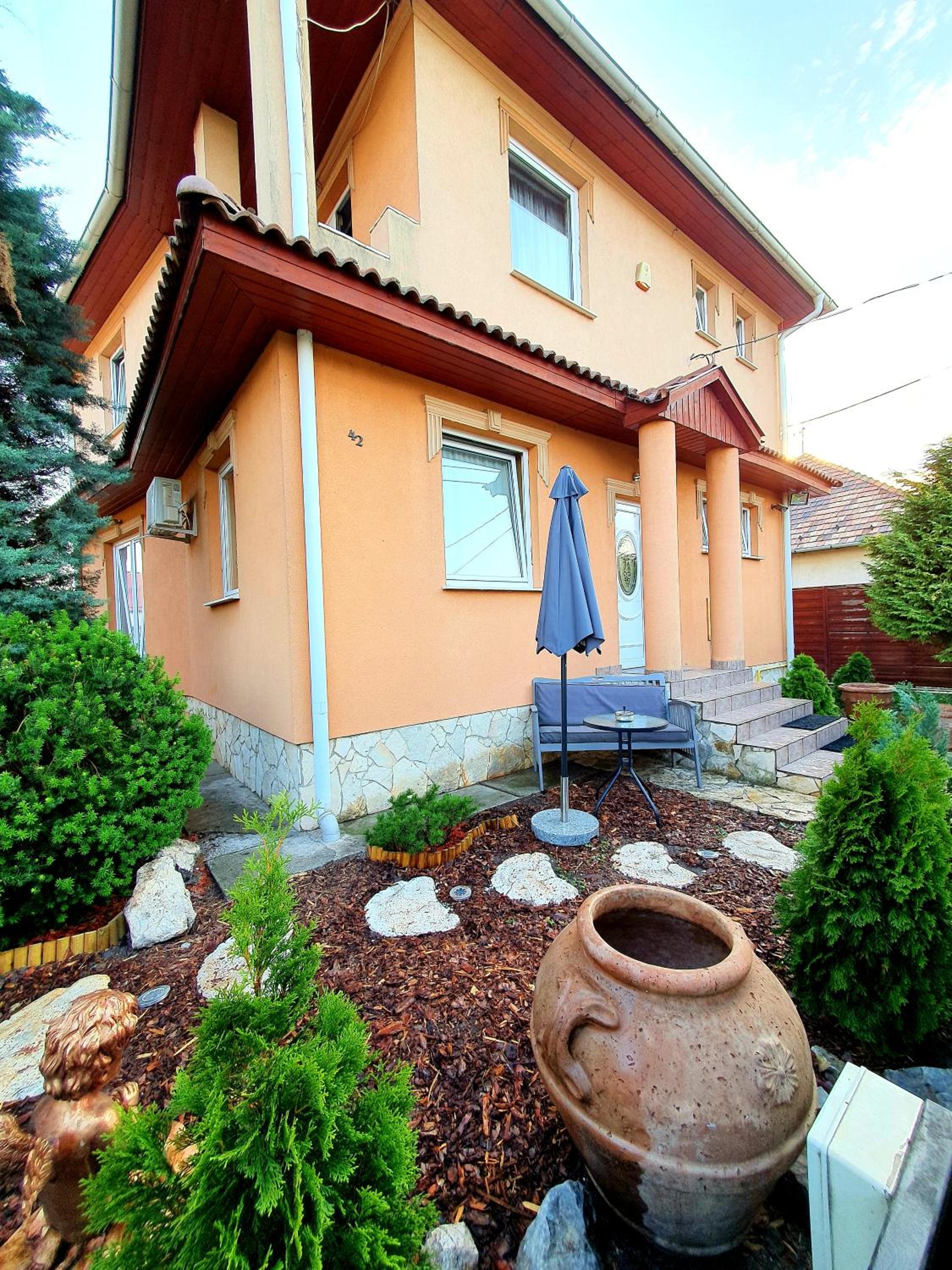 Airport Luxury Apartman 42 view 3