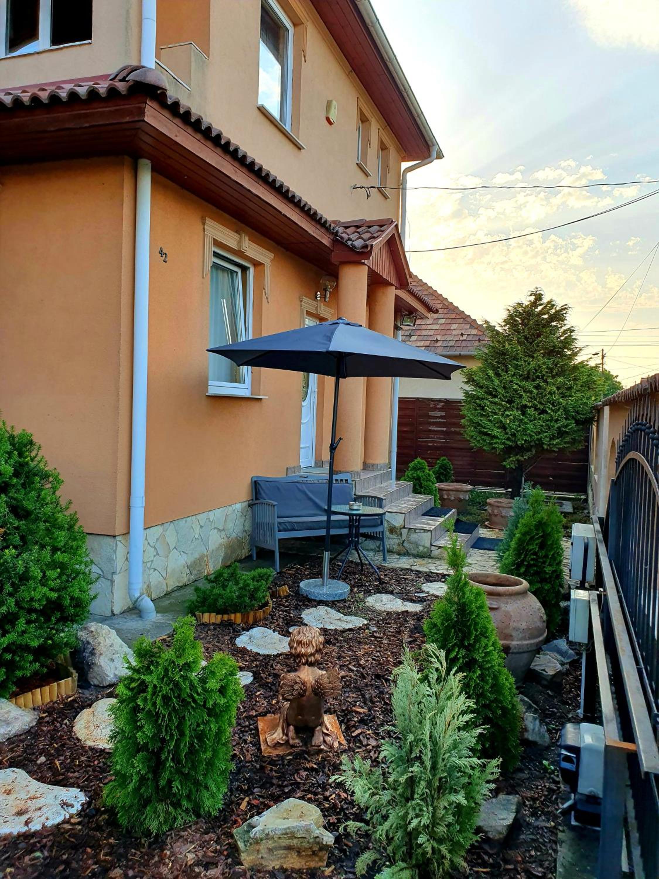 Airport Luxury Apartman 42 view 4