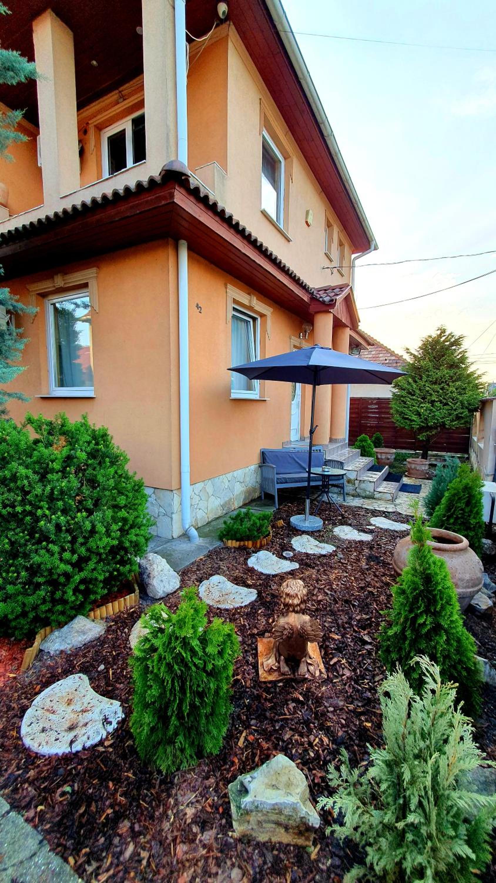 Airport Luxury Apartman 42 view 2