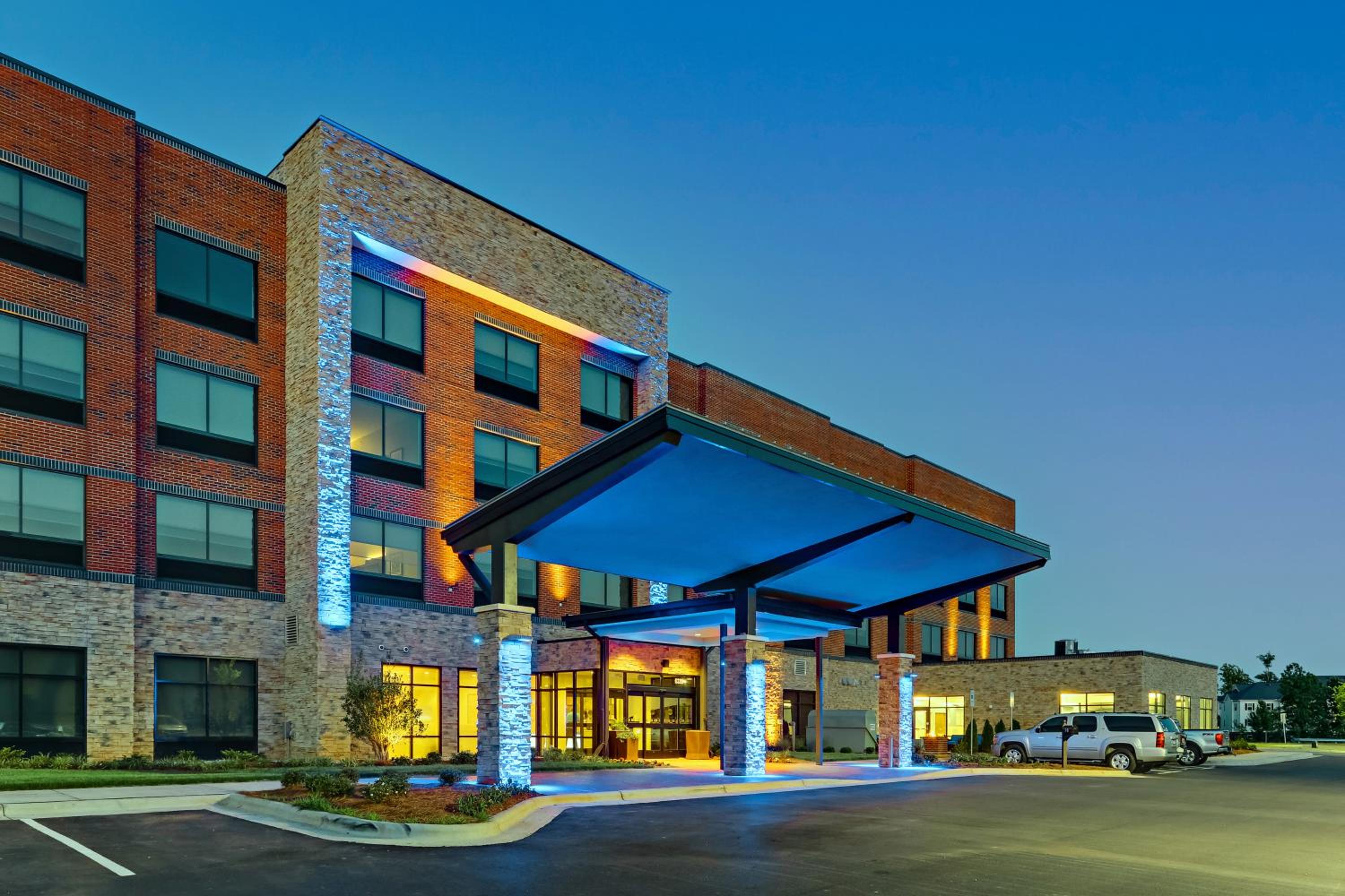 Hotel Holiday Inn Express & Suites - Winston - Salem SW - Clemmons, an IHG Hotel - Image 1
