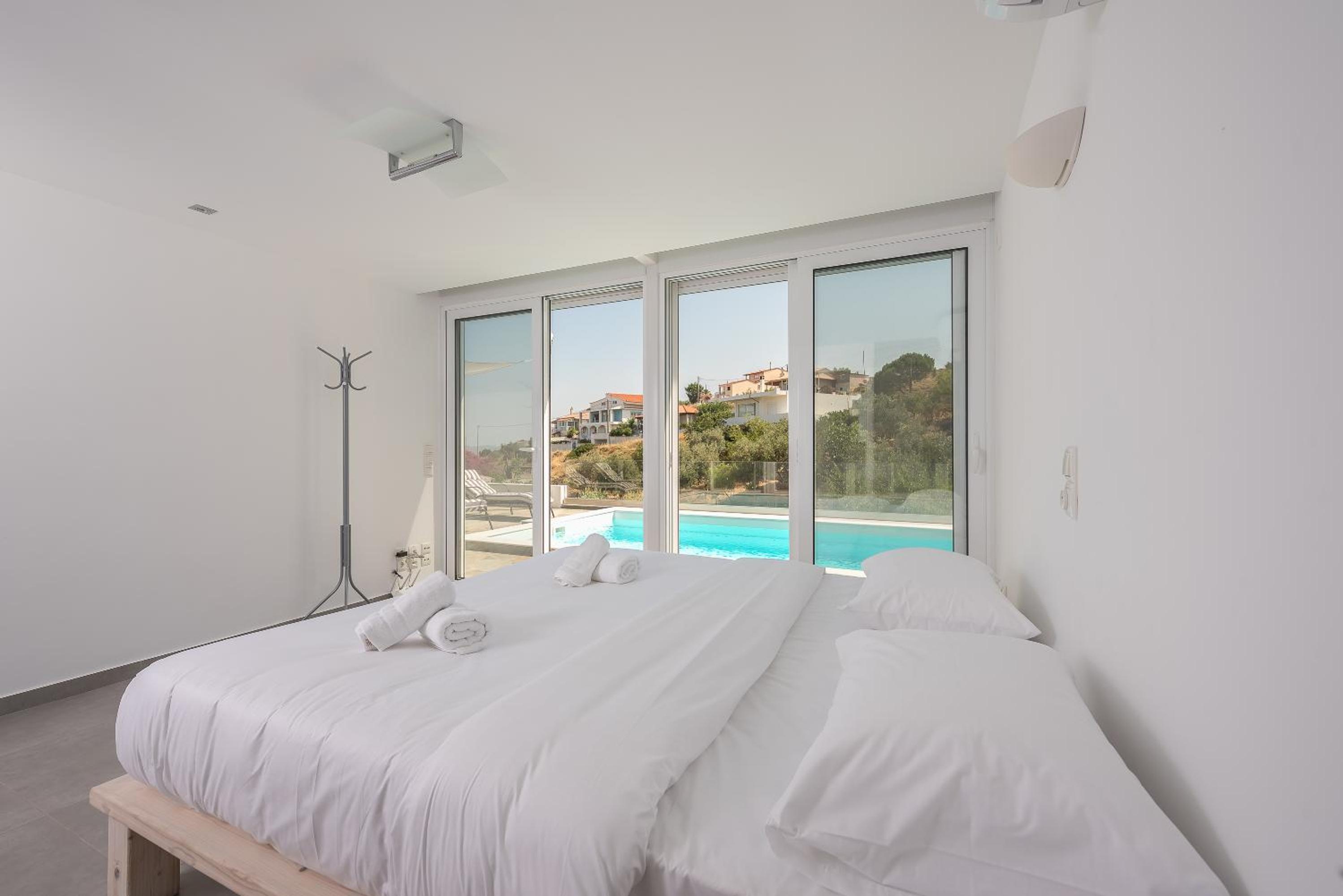Villa Luna Private Heated Hydro Pool BBQ Beach 4min view 4