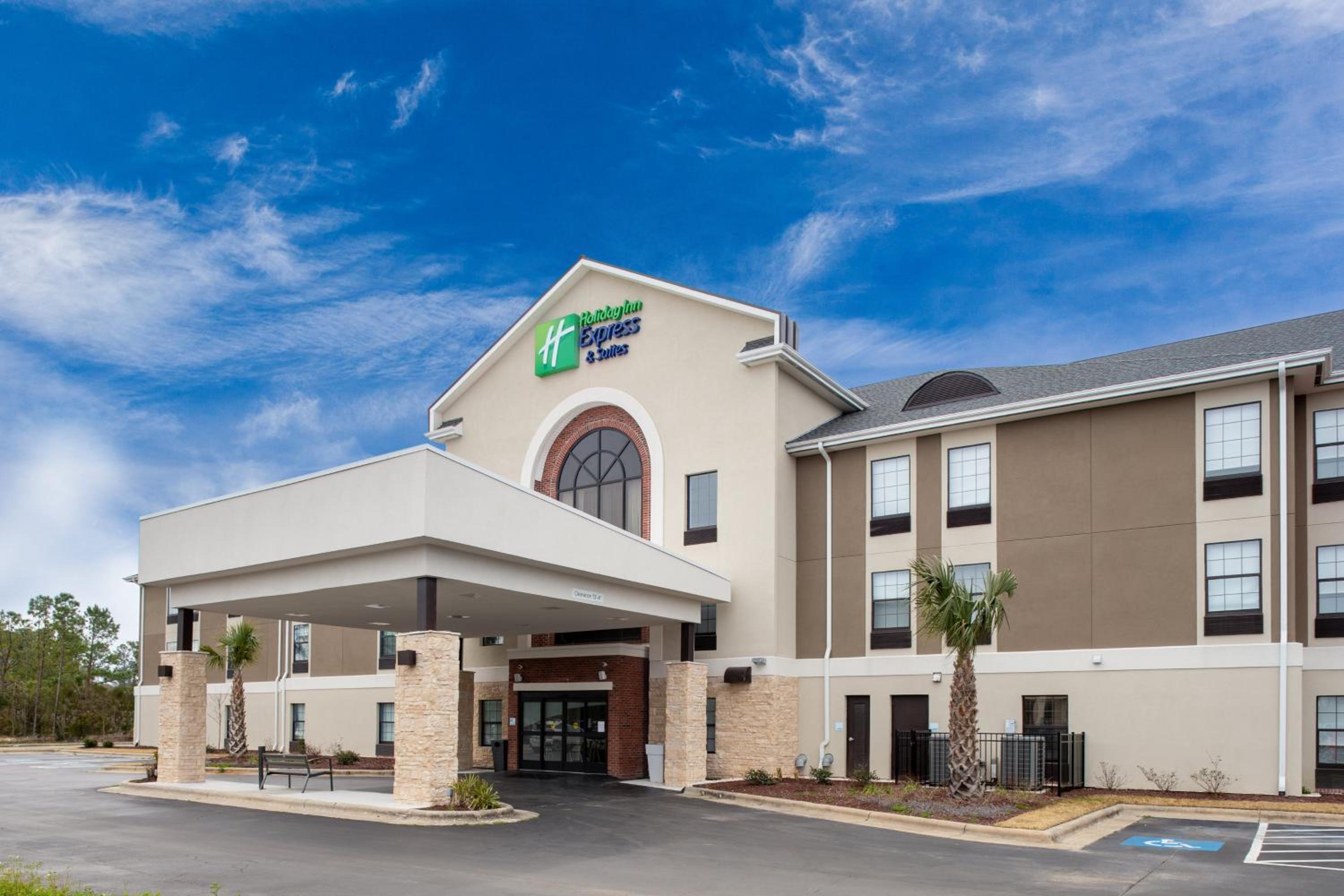 Hotel Holiday Inn Express & Suites - Morehead City, an IHG Hotel - Image 1