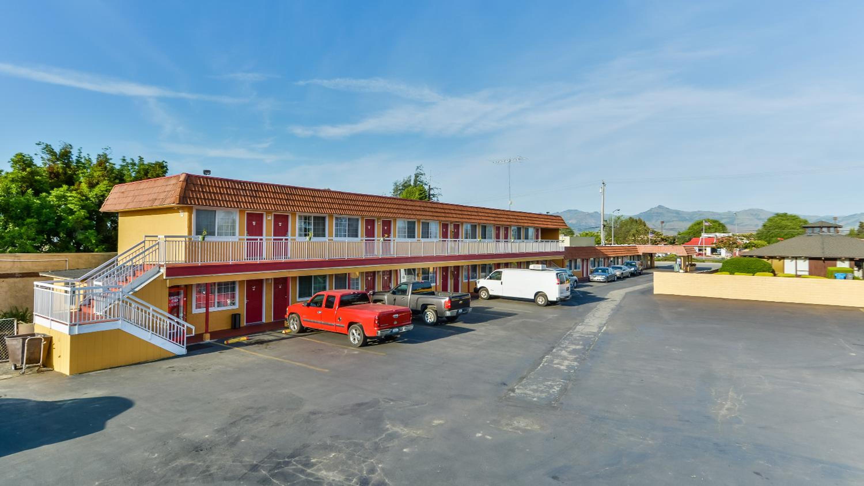 Hollister Inn