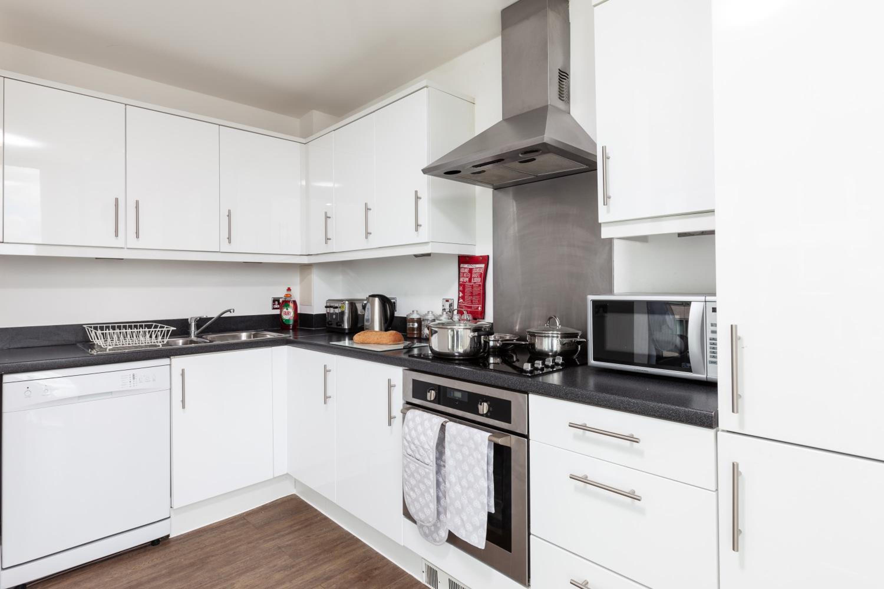 Milton Keynes Vacations - 2 Bedroom 2 Bathroom Apartment in Central Milton Keynes with Free Parking - Contractors, Relocation, Business Travellers - Property Image 4
