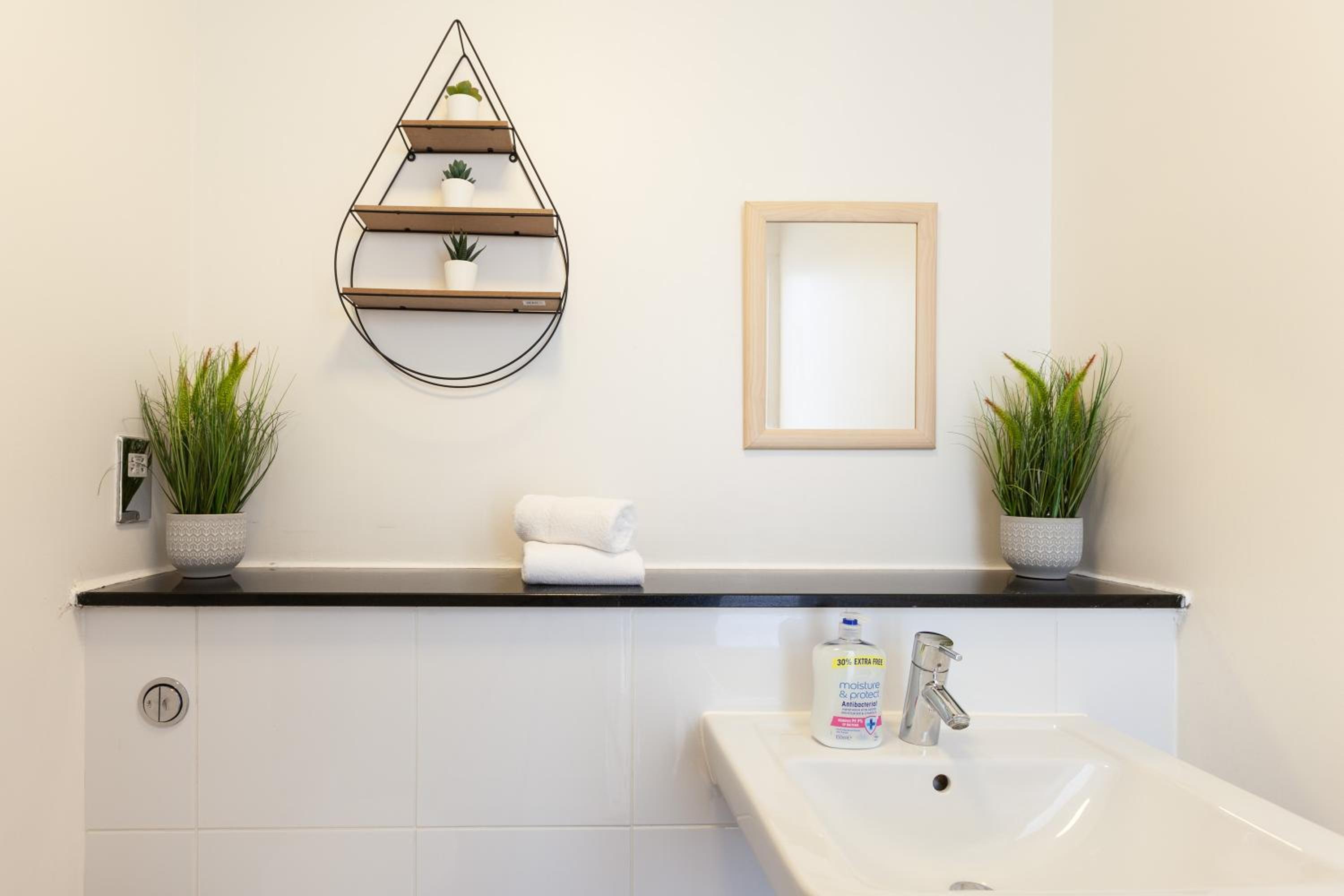 Milton Keynes Vacations - 2 Bedroom 2 Bathroom Apartment in Central Milton Keynes with Free Parking - Contractors, Relocation, Business Travellers - Property Image 3