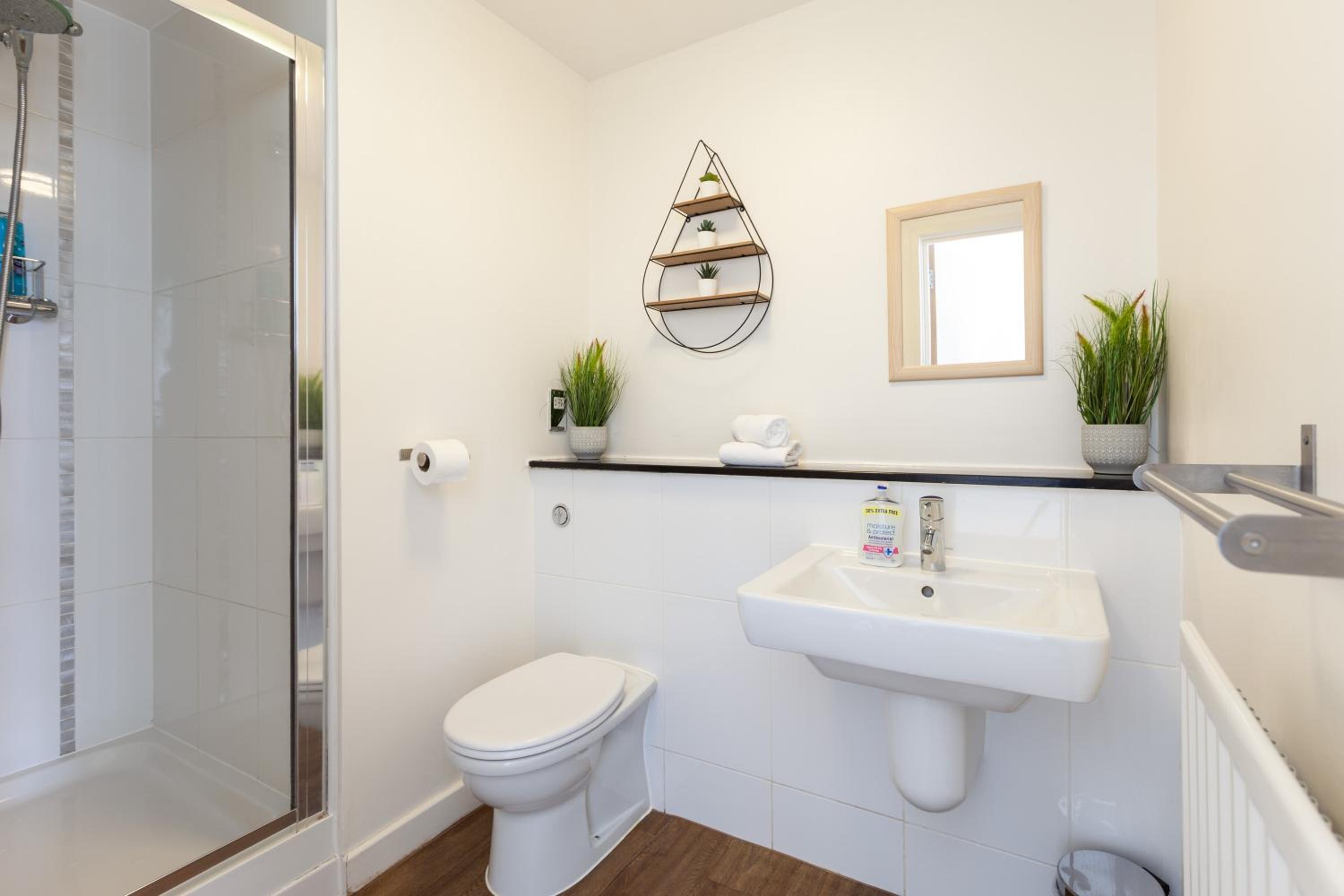 Milton Keynes Vacations - 2 Bedroom 2 Bathroom Apartment in Central Milton Keynes with Free Parking - Contractors, Relocation, Business Travellers - Property Image 2