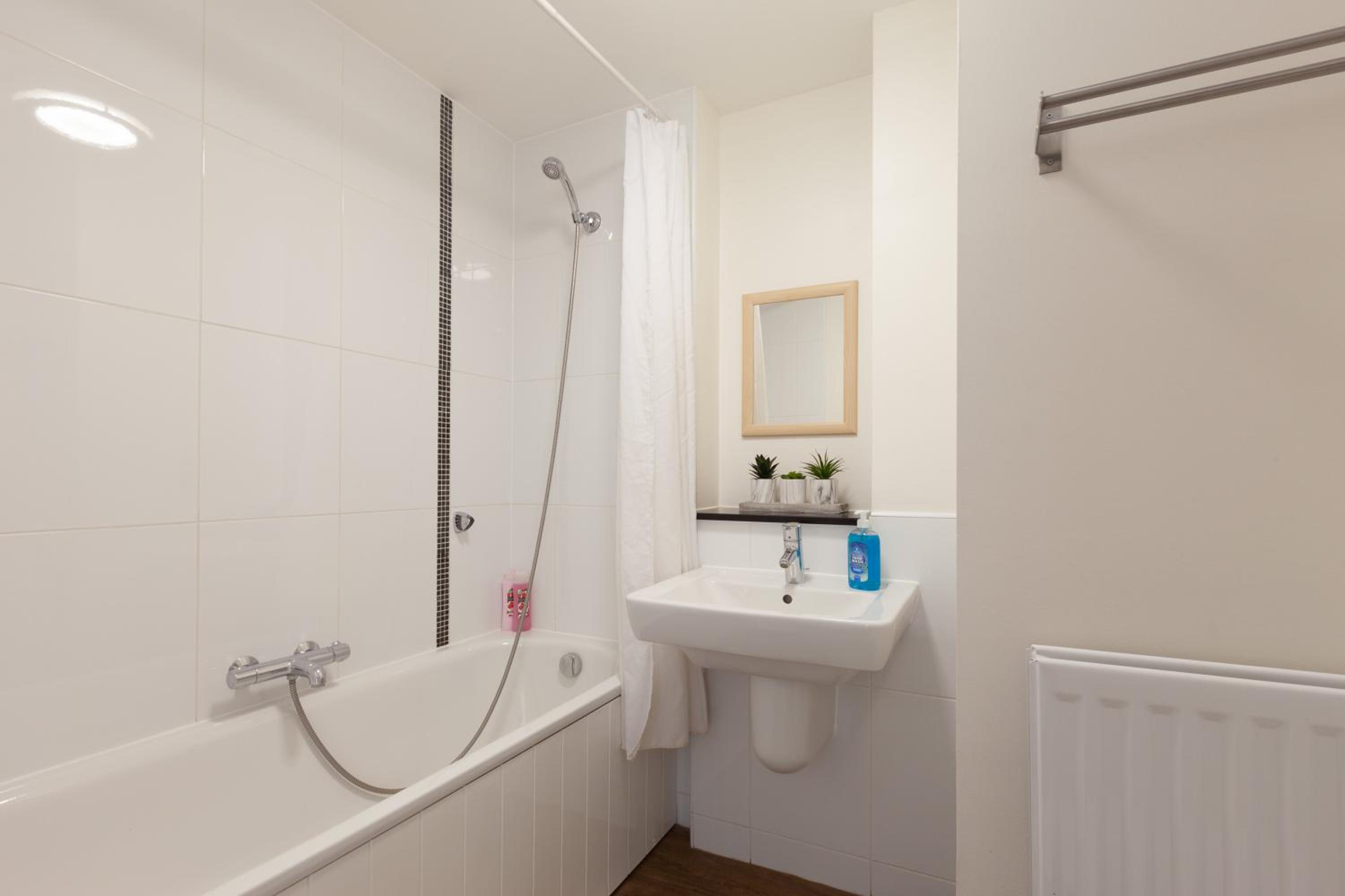 Milton Keynes Vacations - 2 Bedroom 2 Bathroom Apartment in Central Milton Keynes with Free Parking - Contractors, Relocation, Business Travellers - Property Image 35