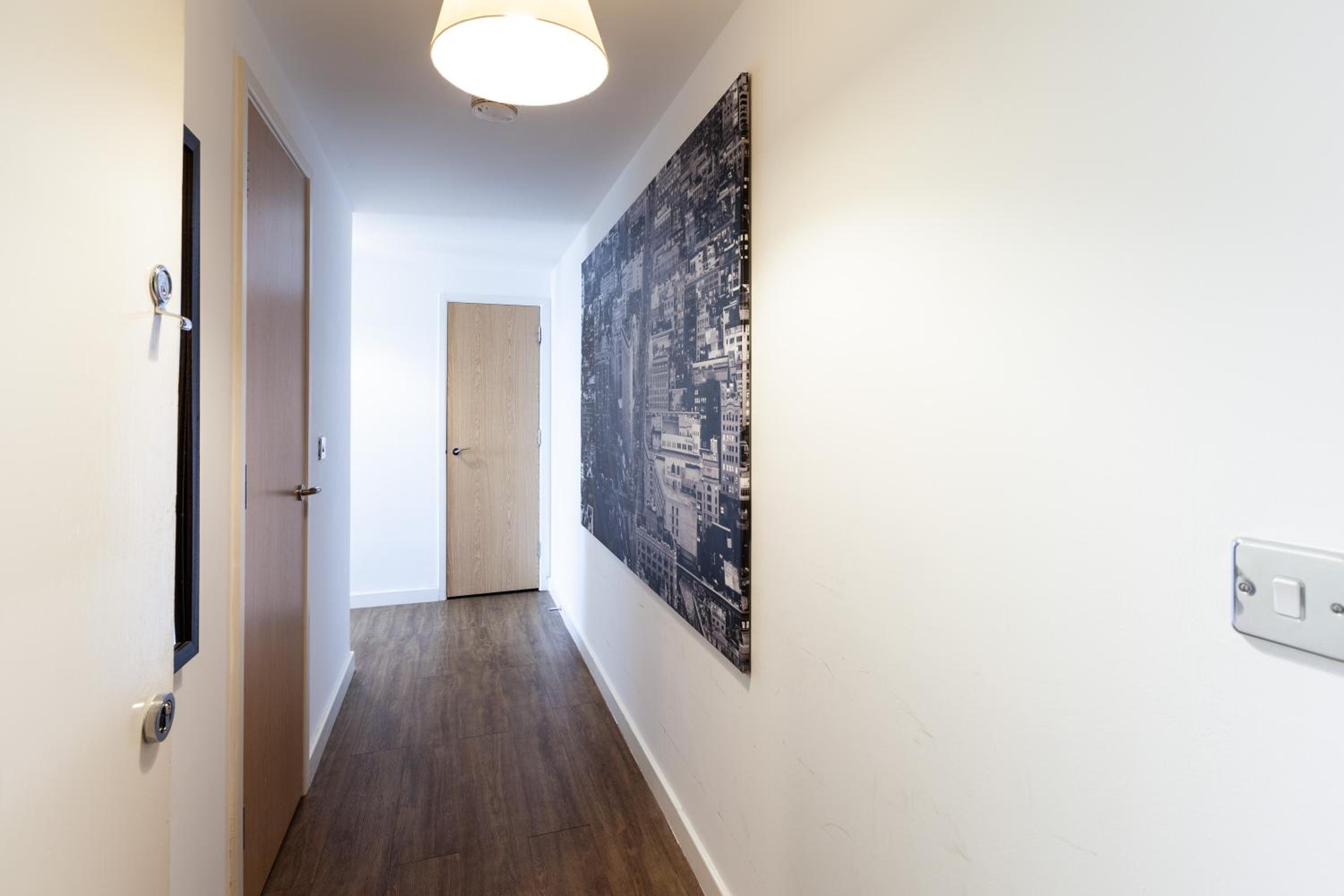 Milton Keynes Vacations - 2 Bedroom 2 Bathroom Apartment in Central Milton Keynes with Free Parking - Contractors, Relocation, Business Travellers - Property Image 4