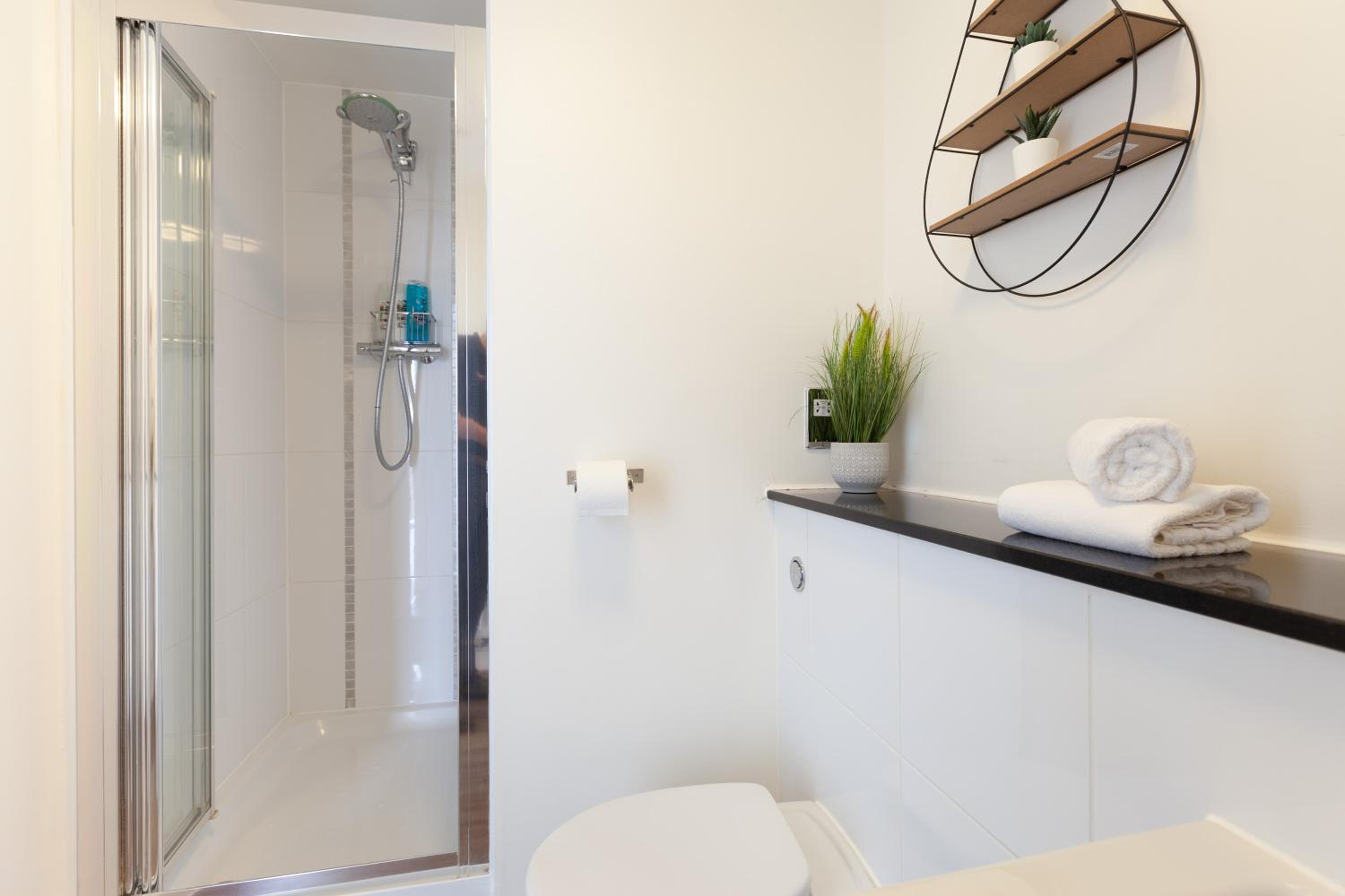 Milton Keynes Vacations - 2 Bedroom 2 Bathroom Apartment in Central Milton Keynes with Free Parking - Contractors, Relocation, Business Travellers - Property Image 27