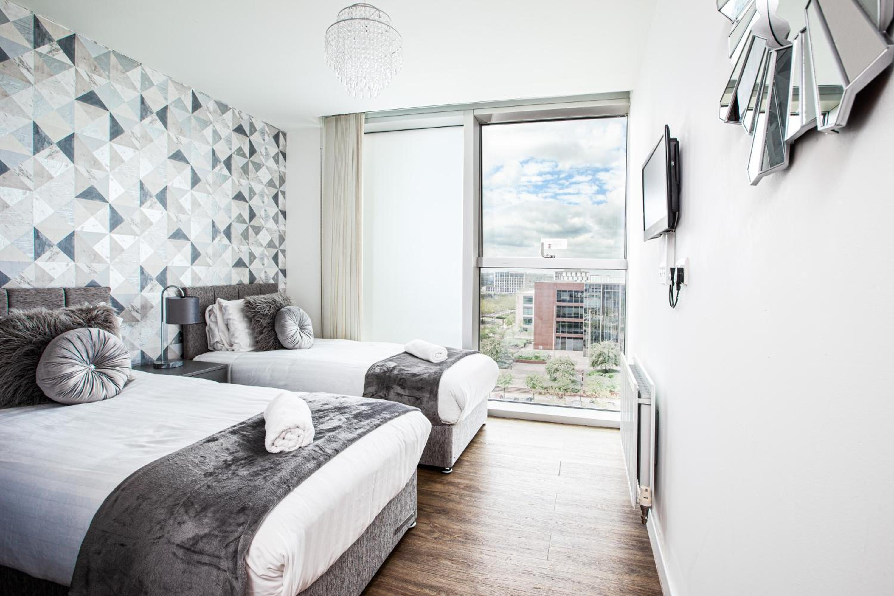 Milton Keynes Vacations - 2 Bedroom 2 Bathroom Apartment in Central Milton Keynes with Free Parking - Contractors, Relocation, Business Travellers - Property Image 3