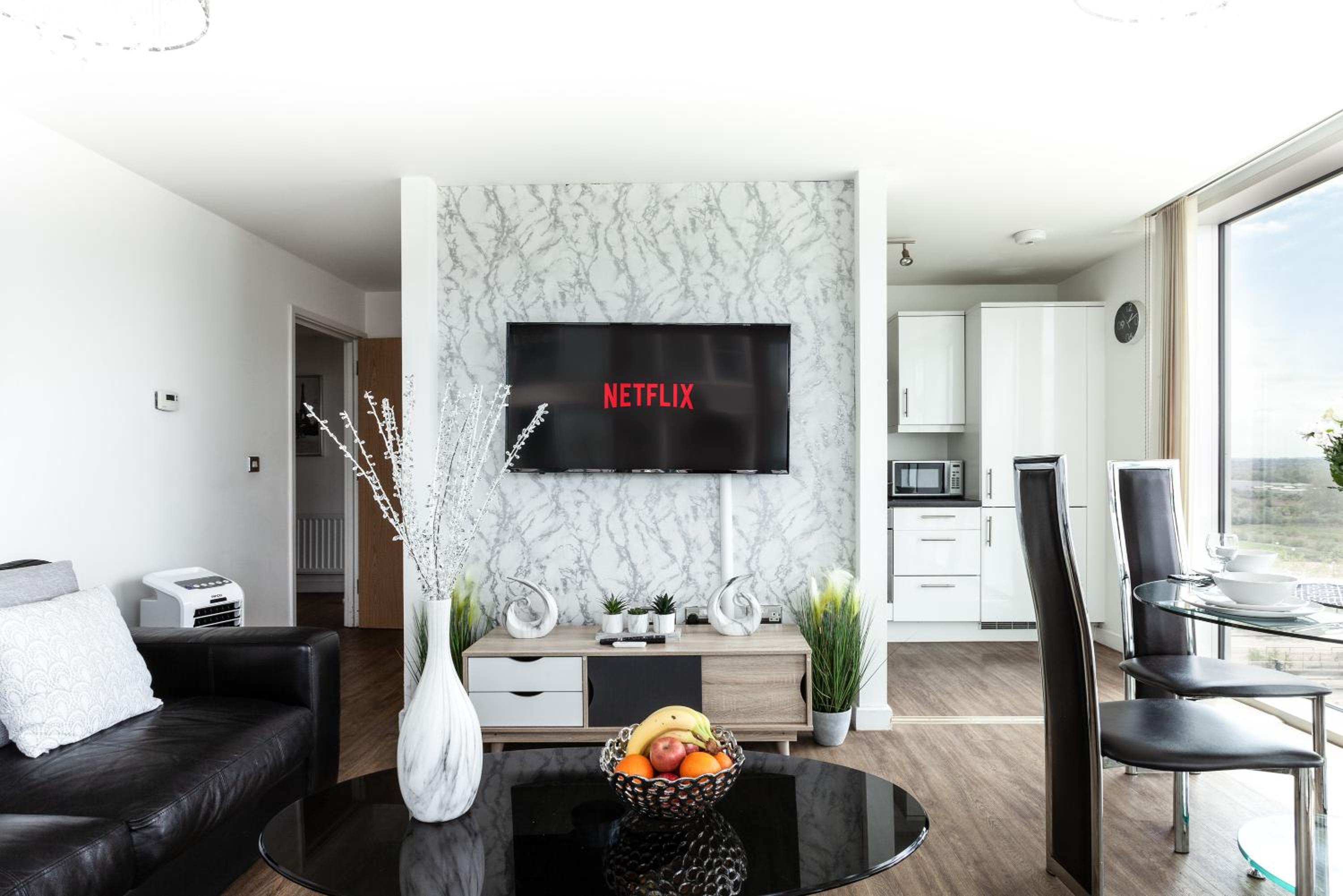 Milton Keynes Vacations - 2 Bedroom 2 Bathroom Apartment in Central Milton Keynes with Free Parking - Contractors, Relocation, Business Travellers - Property Image 10
