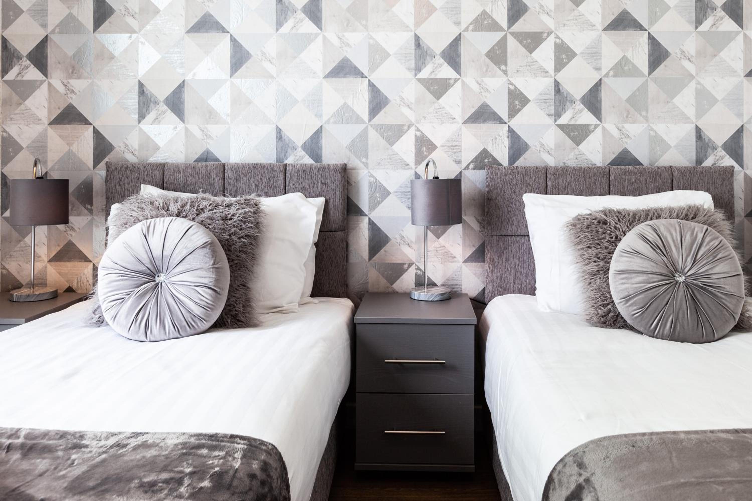 Milton Keynes Vacations - 2 Bedroom 2 Bathroom Apartment in Central Milton Keynes with Free Parking - Contractors, Relocation, Business Travellers - Property Image 25