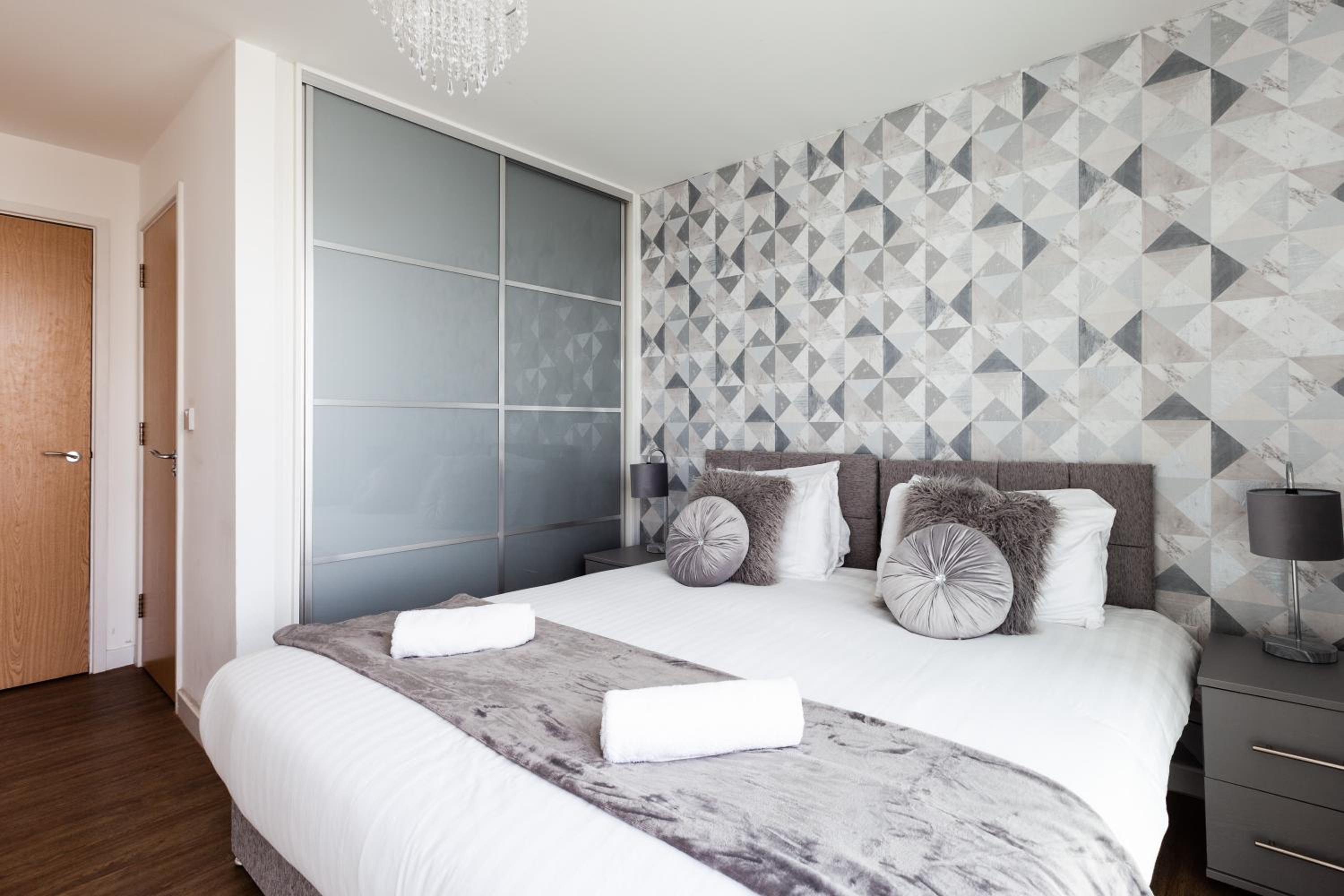 Milton Keynes Vacations - 2 Bedroom 2 Bathroom Apartment in Central Milton Keynes with Free Parking - Contractors, Relocation, Business Travellers - Property Image 26