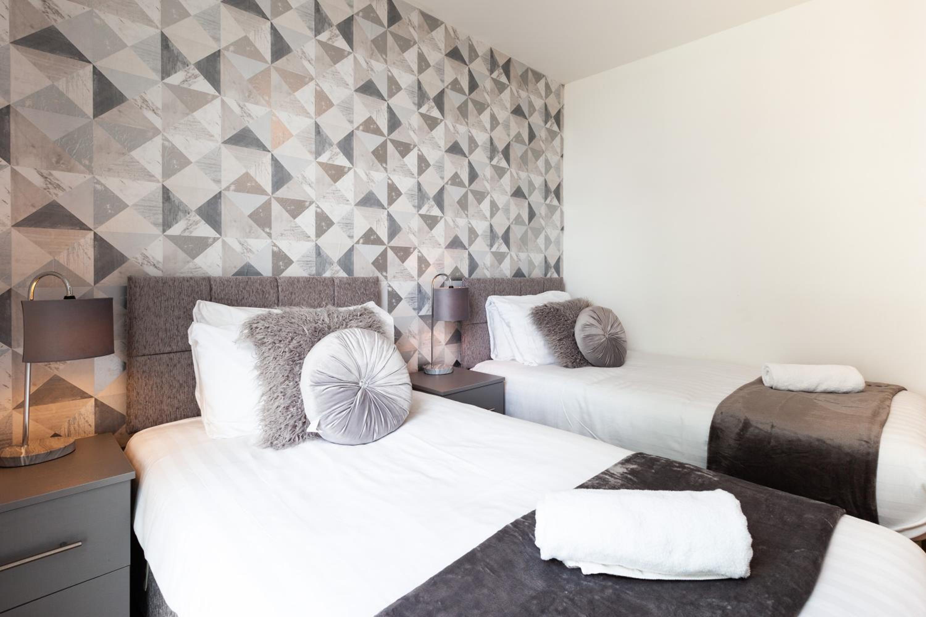 Milton Keynes Vacations - 2 Bedroom 2 Bathroom Apartment in Central Milton Keynes with Free Parking - Contractors, Relocation, Business Travellers - Property Image 31