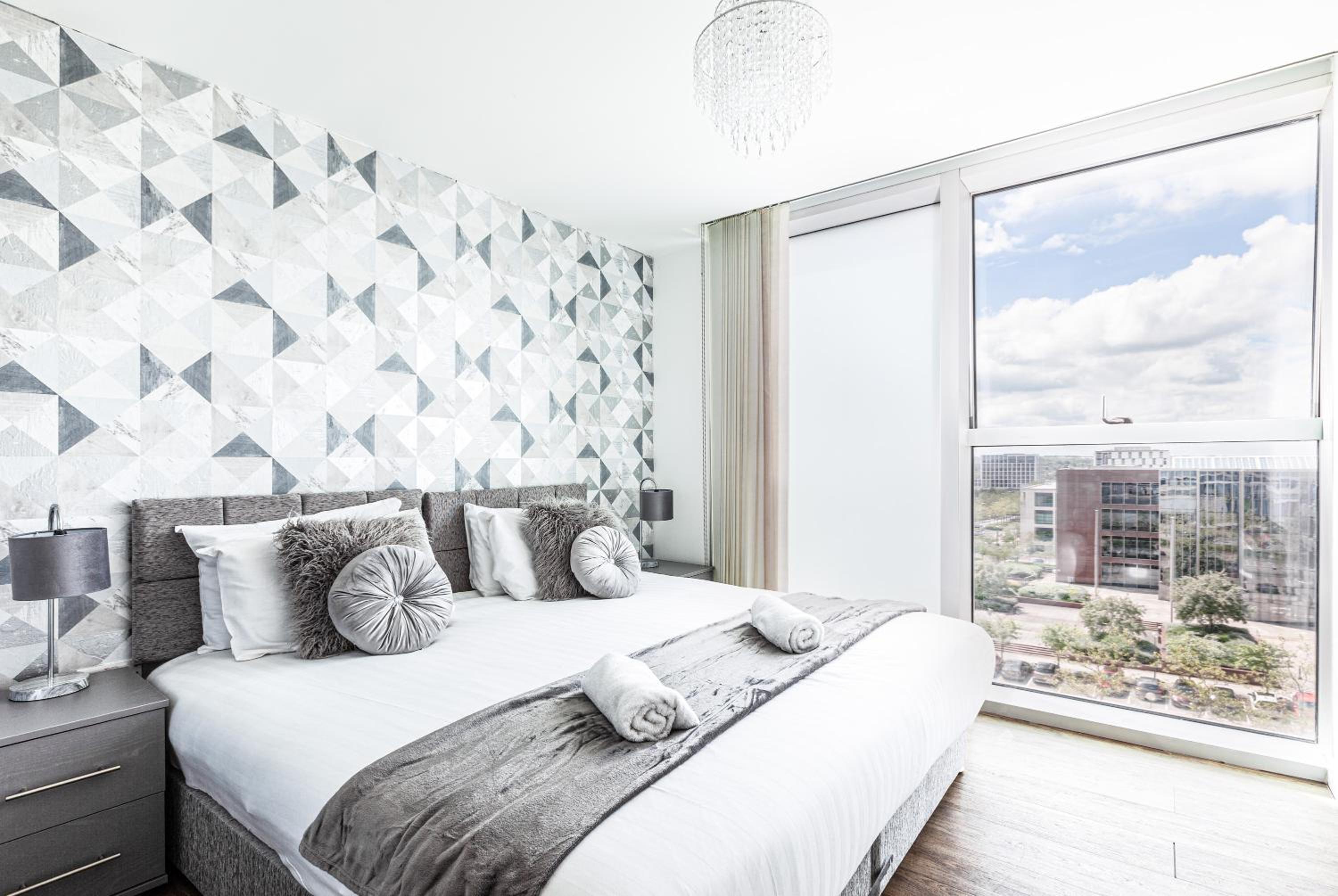 Milton Keynes Vacations - 2 Bedroom 2 Bathroom Apartment in Central Milton Keynes with Free Parking - Contractors, Relocation, Business Travellers - Property Image 32