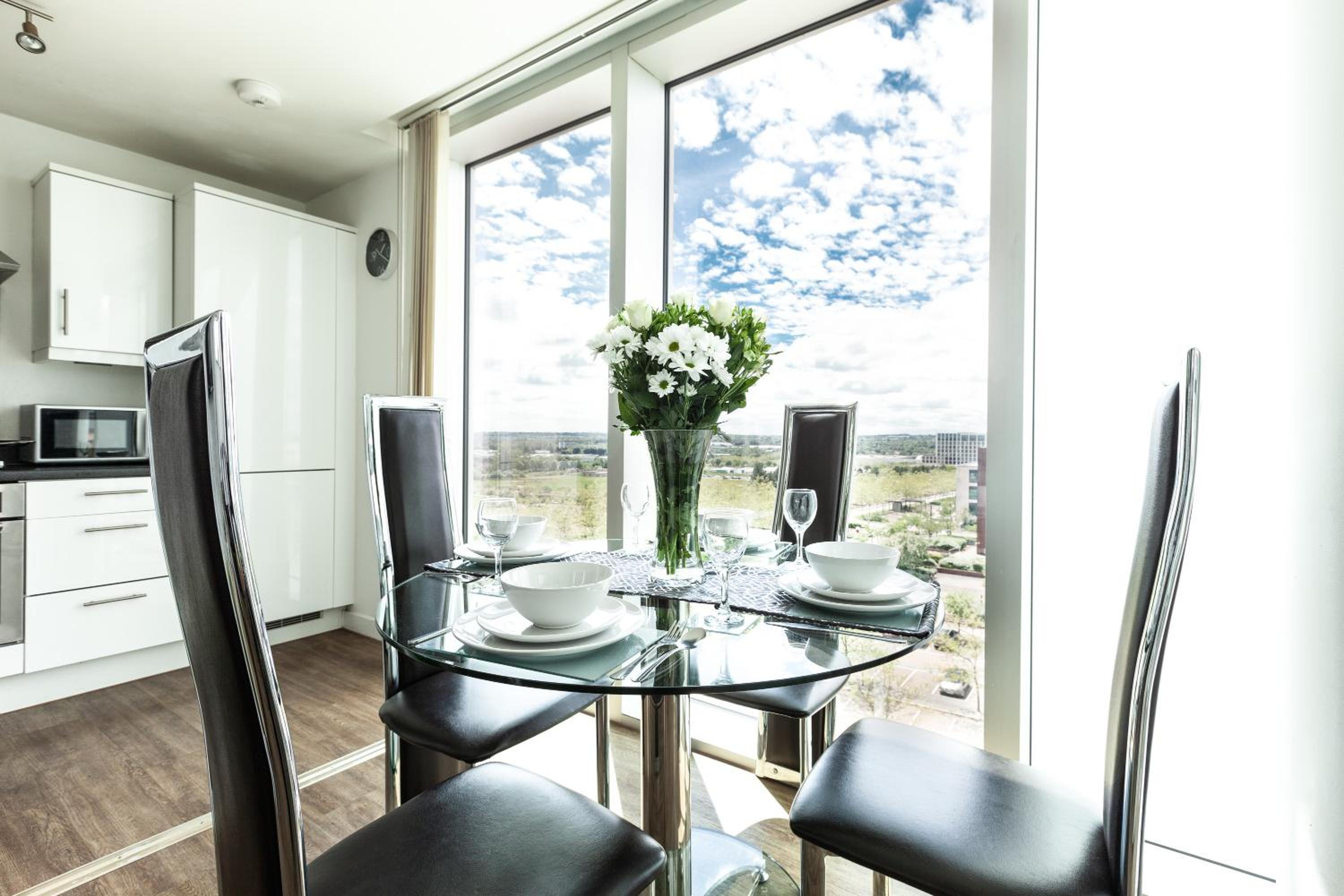 Milton Keynes Vacations - 2 Bedroom 2 Bathroom Apartment in Central Milton Keynes with Free Parking - Contractors, Relocation, Business Travellers - Property Image 33