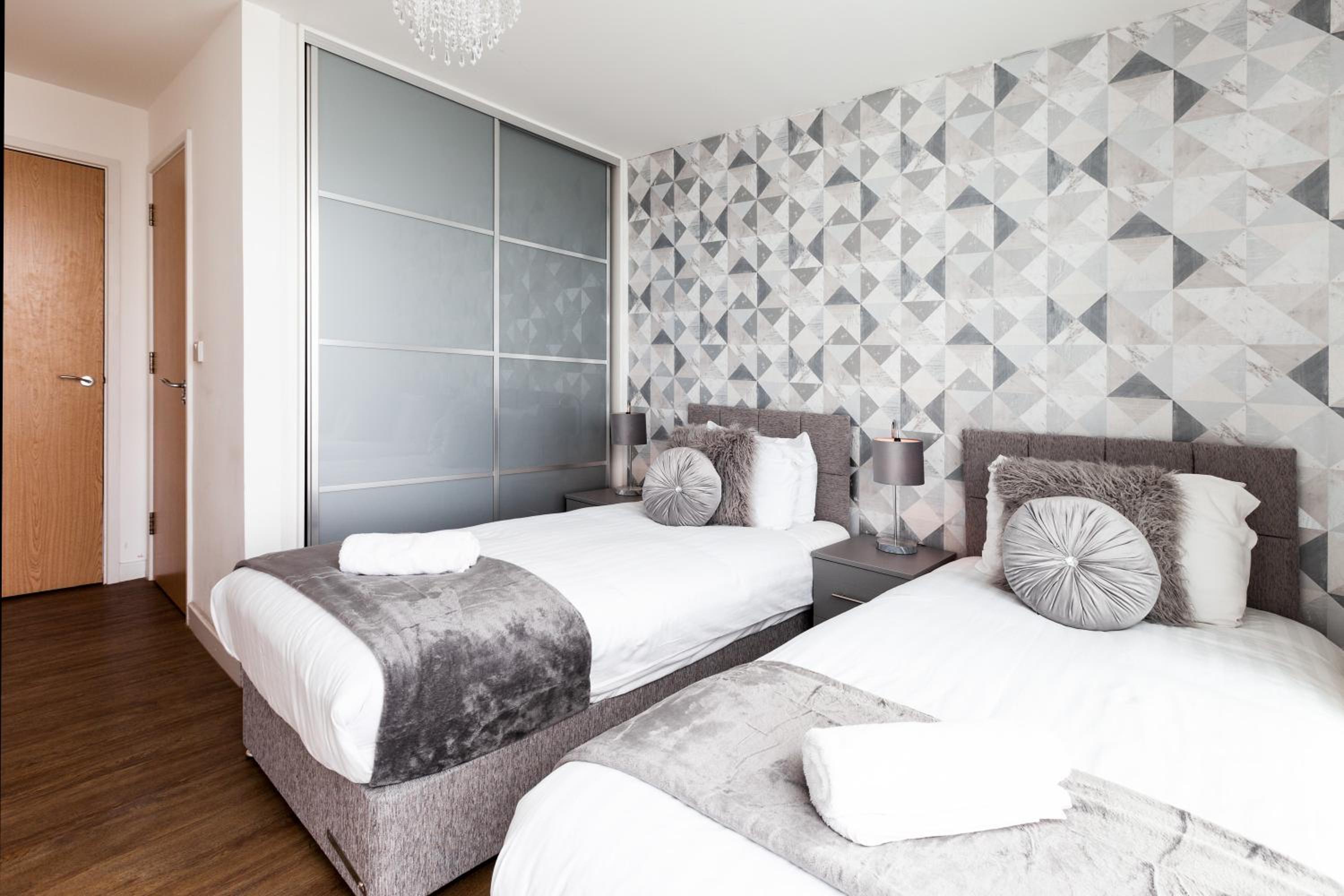Milton Keynes Vacations - 2 Bedroom 2 Bathroom Apartment in Central Milton Keynes with Free Parking - Contractors, Relocation, Business Travellers - Property Image 18