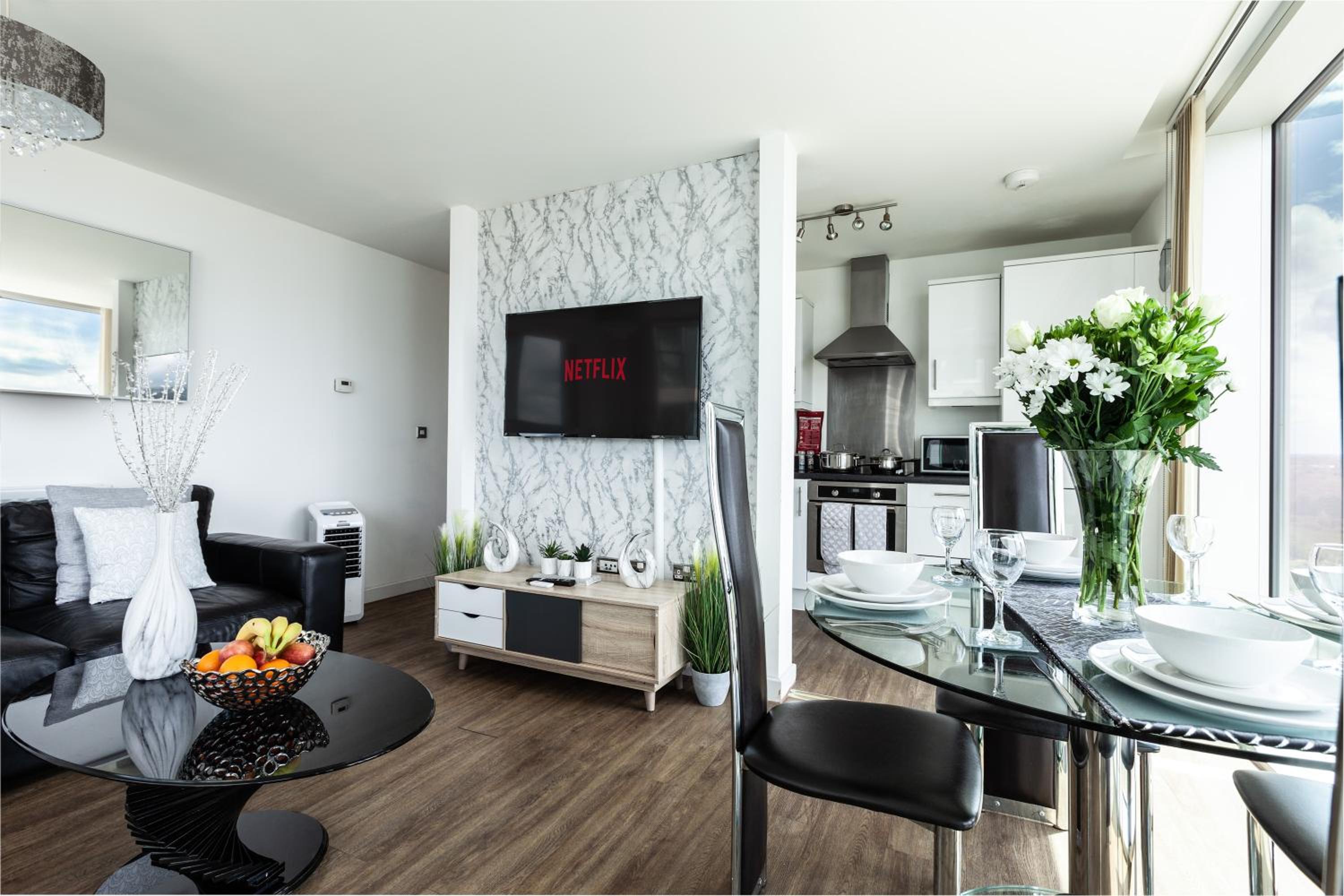 Milton Keynes Vacations - 2 Bedroom 2 Bathroom Apartment in Central Milton Keynes with Free Parking - Contractors, Relocation, Business Travellers - Property Image 1