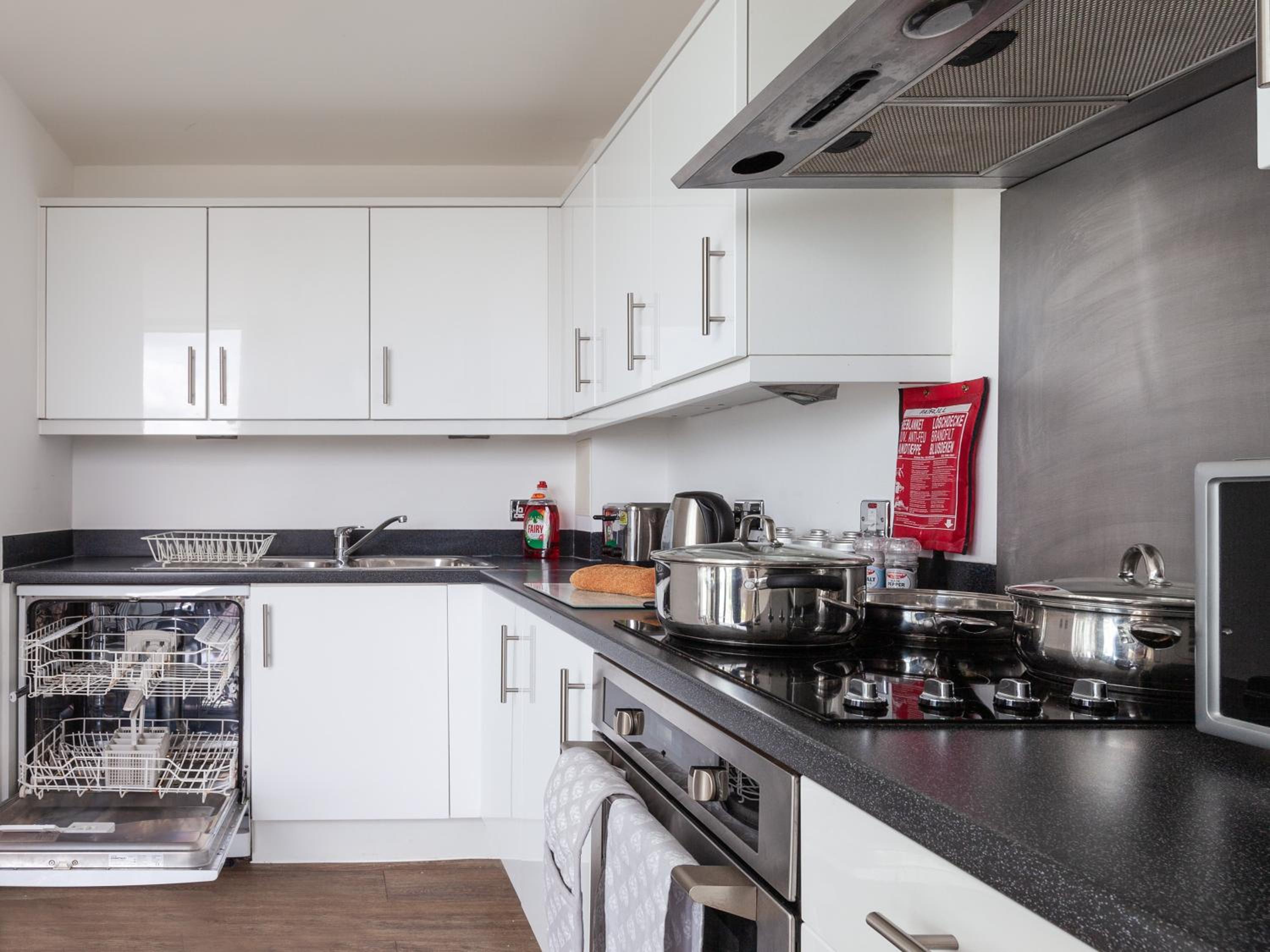 Milton Keynes Vacations - 2 Bedroom 2 Bathroom Apartment in Central Milton Keynes with Free Parking - Contractors, Relocation, Business Travellers - Property Image 6
