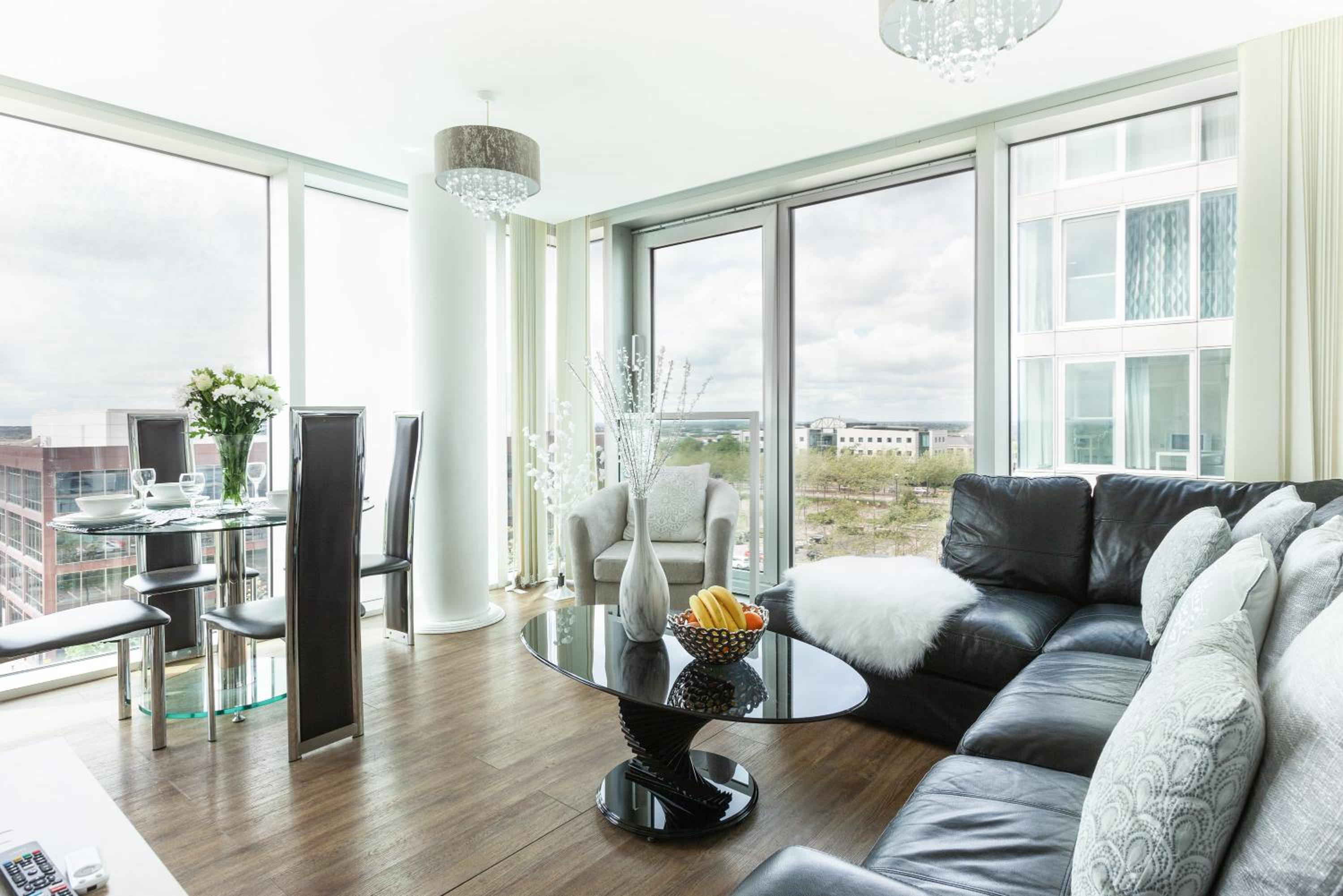 Milton Keynes Vacations - 2 Bedroom 2 Bathroom Apartment in Central Milton Keynes with Free Parking - Contractors, Relocation, Business Travellers - Property Image 2