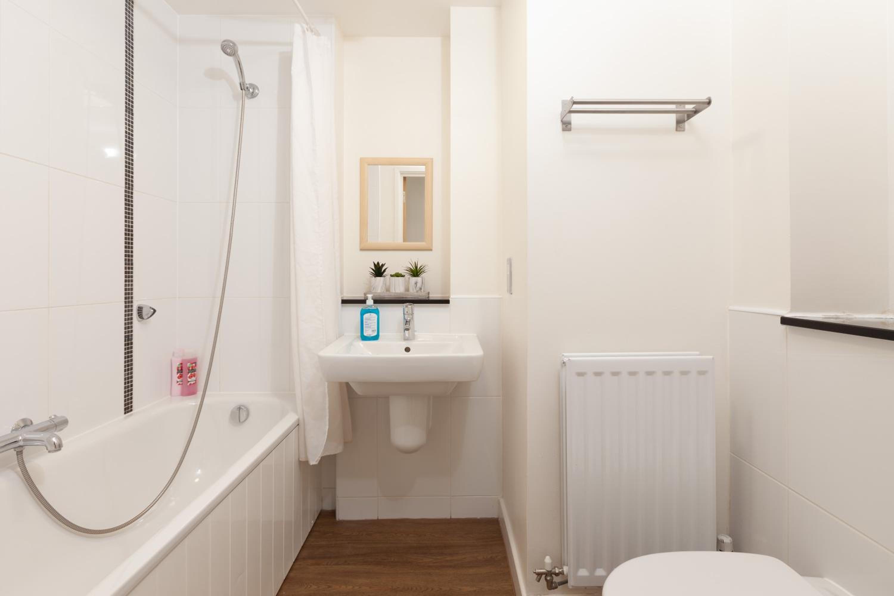 Milton Keynes Vacations - 2 Bedroom 2 Bathroom Apartment in Central Milton Keynes with Free Parking - Contractors, Relocation, Business Travellers - Property Image 8