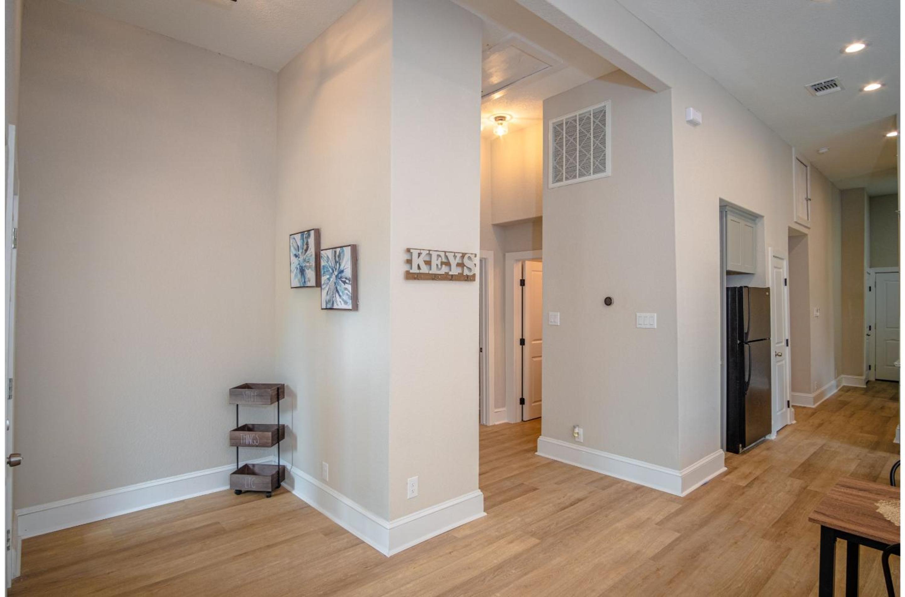 Brand New Remodeled 3BR2BA House Near Downtown view 4