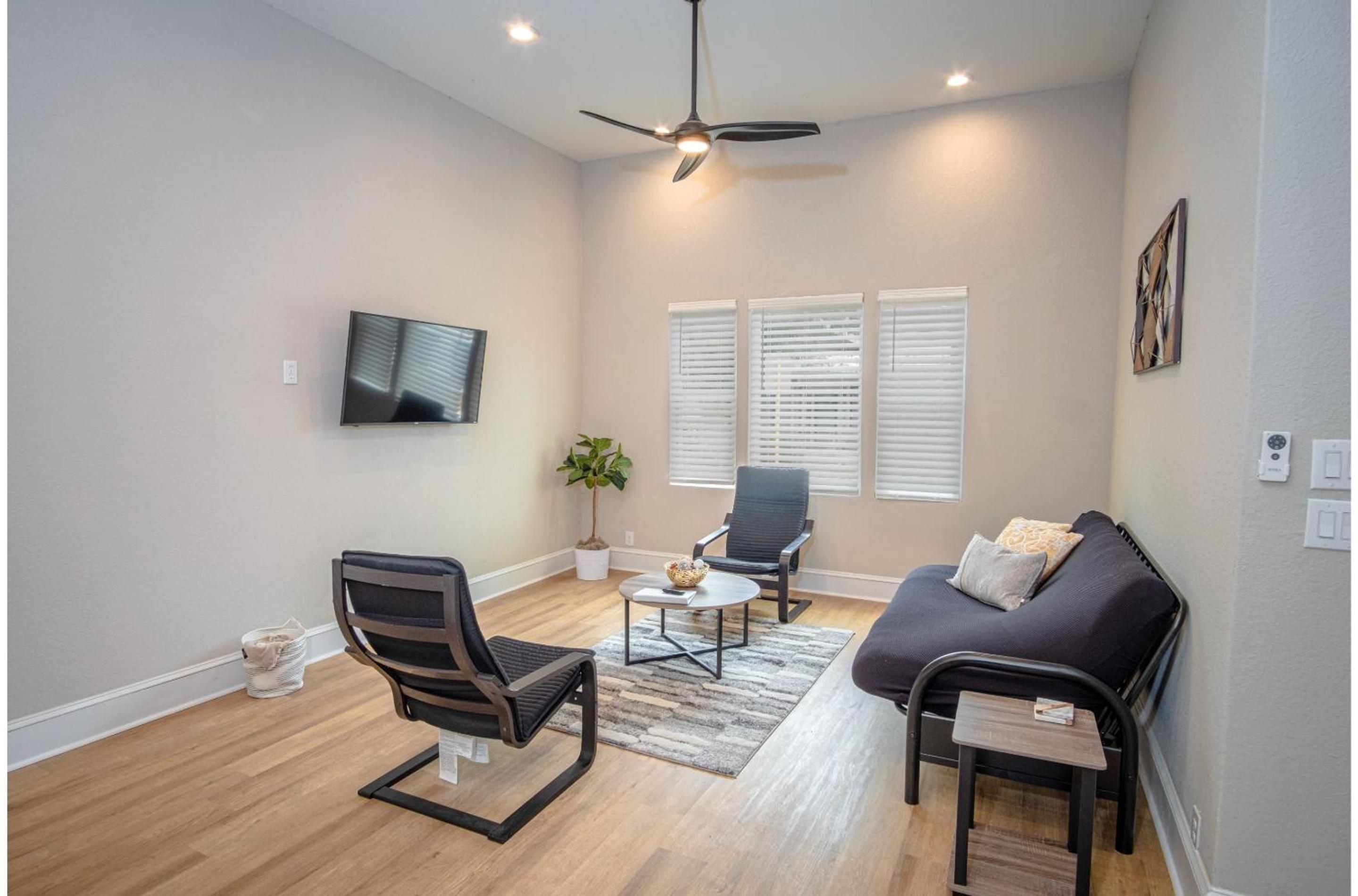 Brand New Remodeled 3BR2BA House Near Downtown view 2