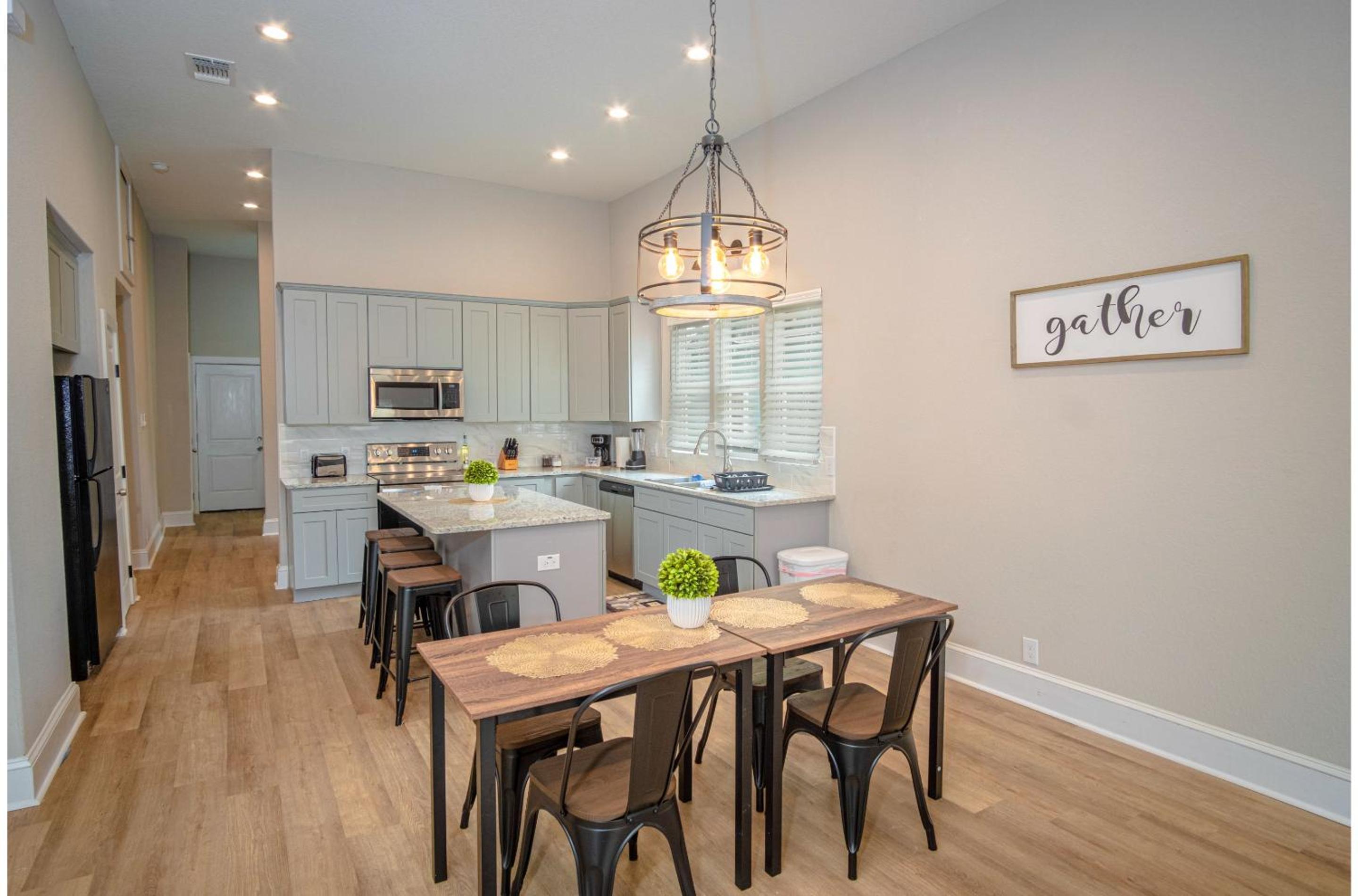 Brand New Remodeled 3BR2BA House Near Downtown view 5