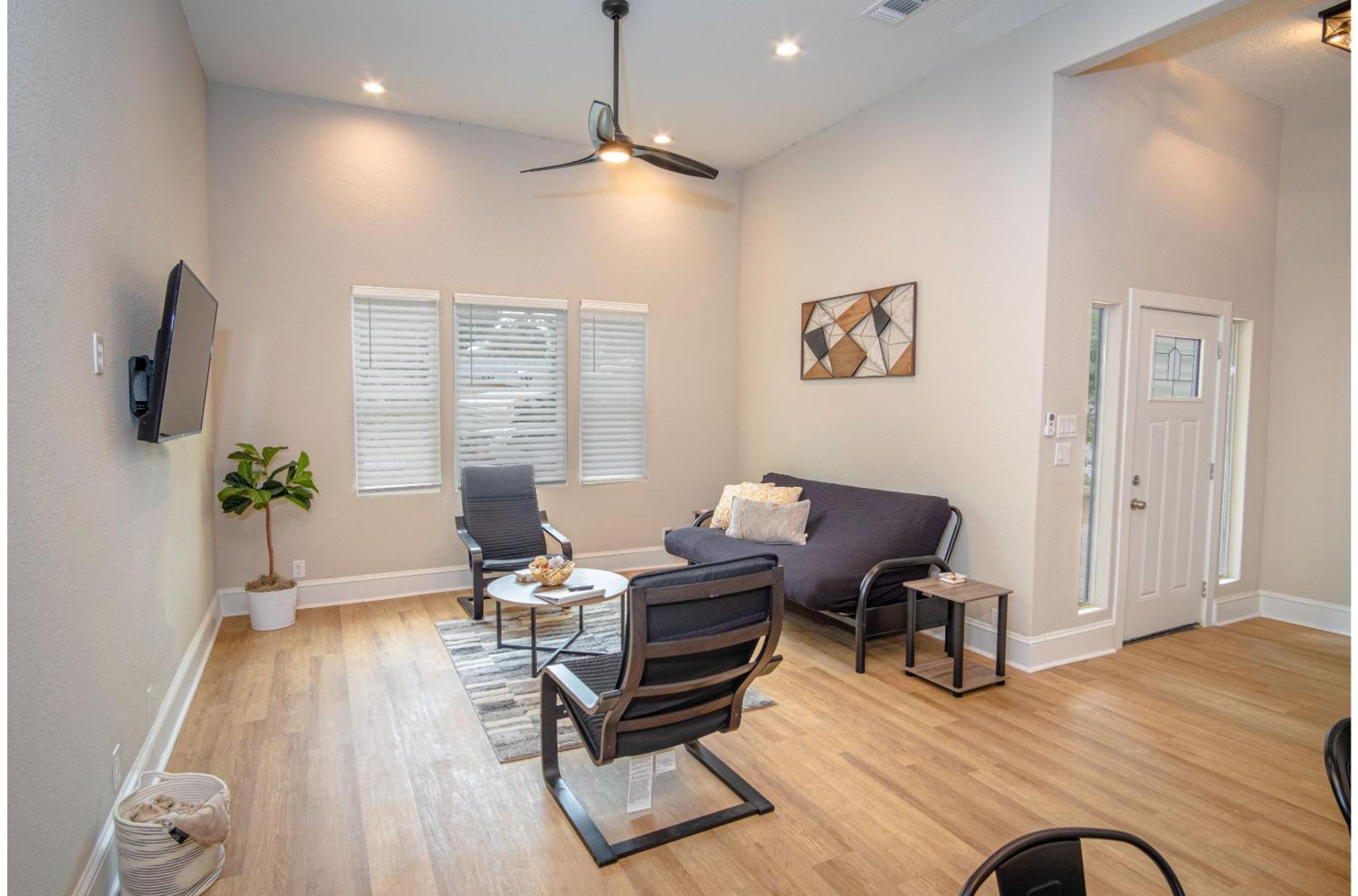 Brand New Remodeled 3BR2BA House Near Downtown view 3