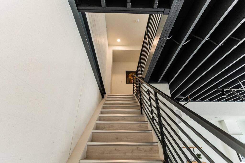 Amazing 1BR Loft Located Downtown view 3