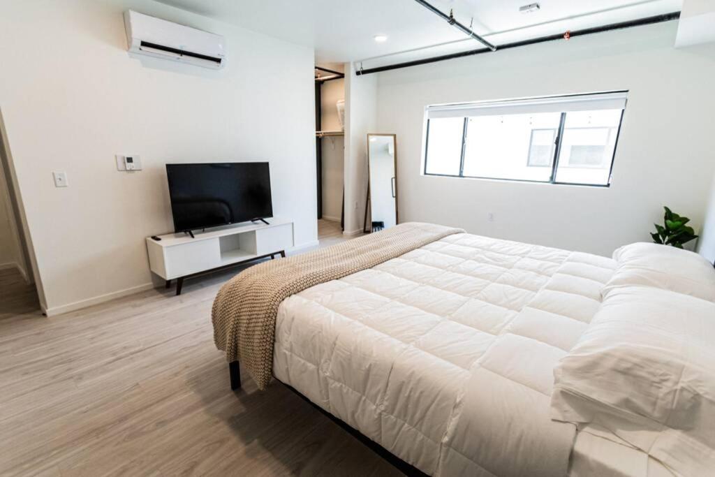 Amazing 1BR Loft Located Downtown view 5