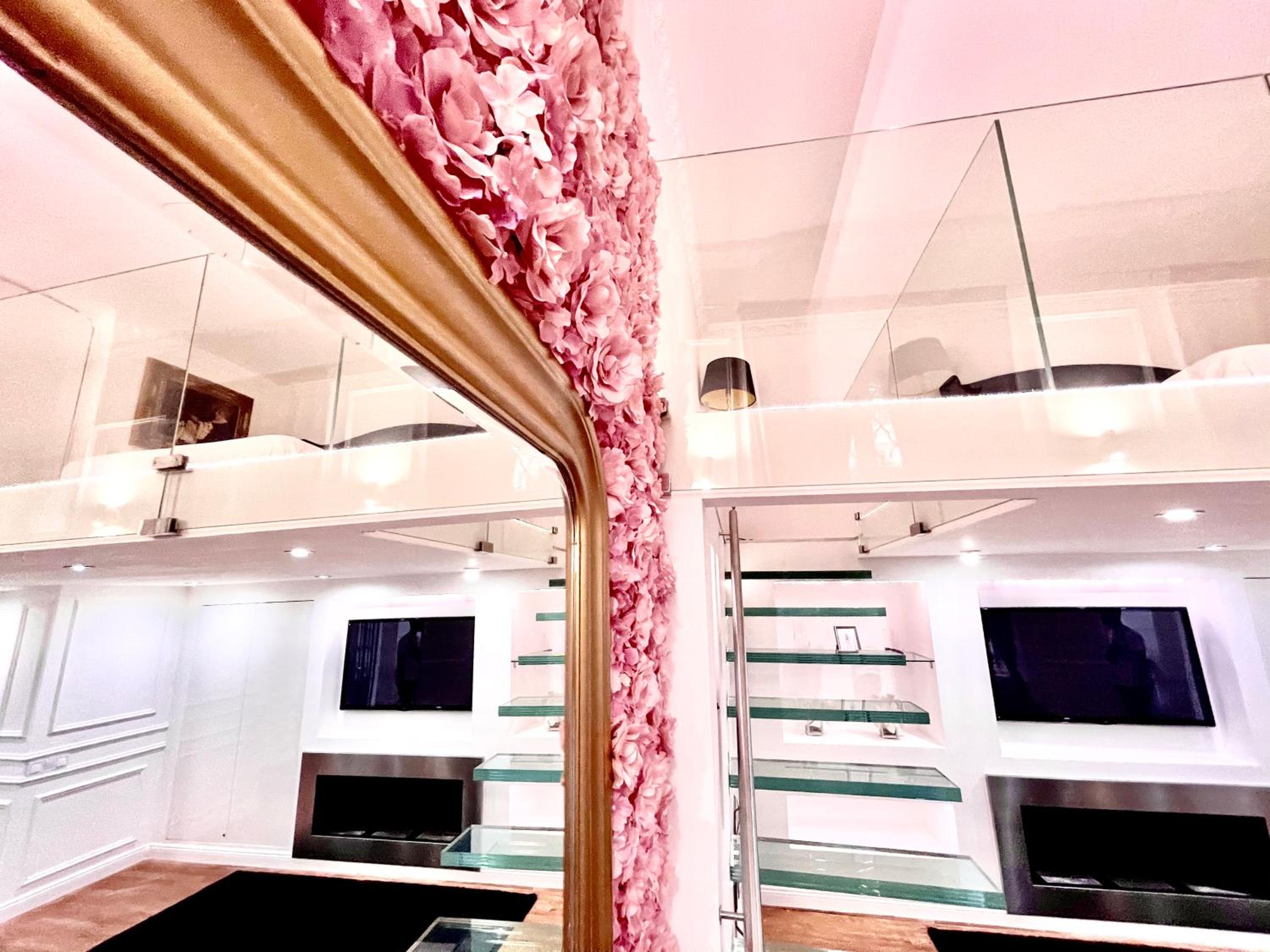 Jacuzzi Opera Suite view 5