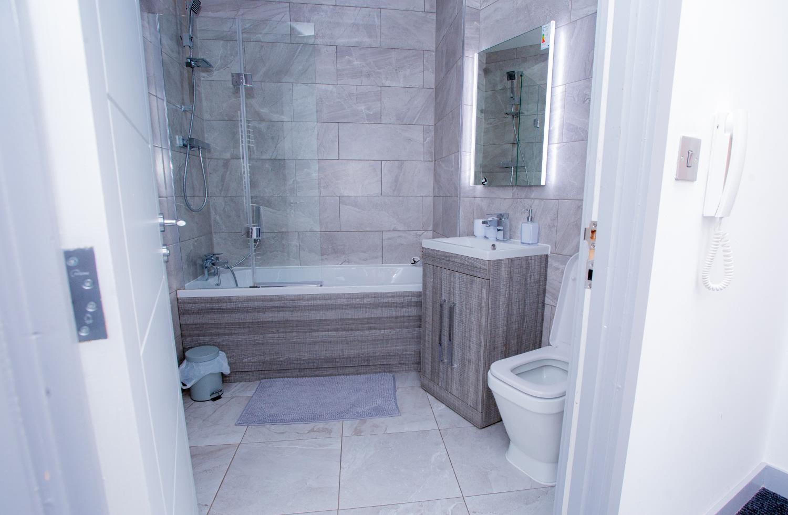 Spacious Urban City Apartment view 4