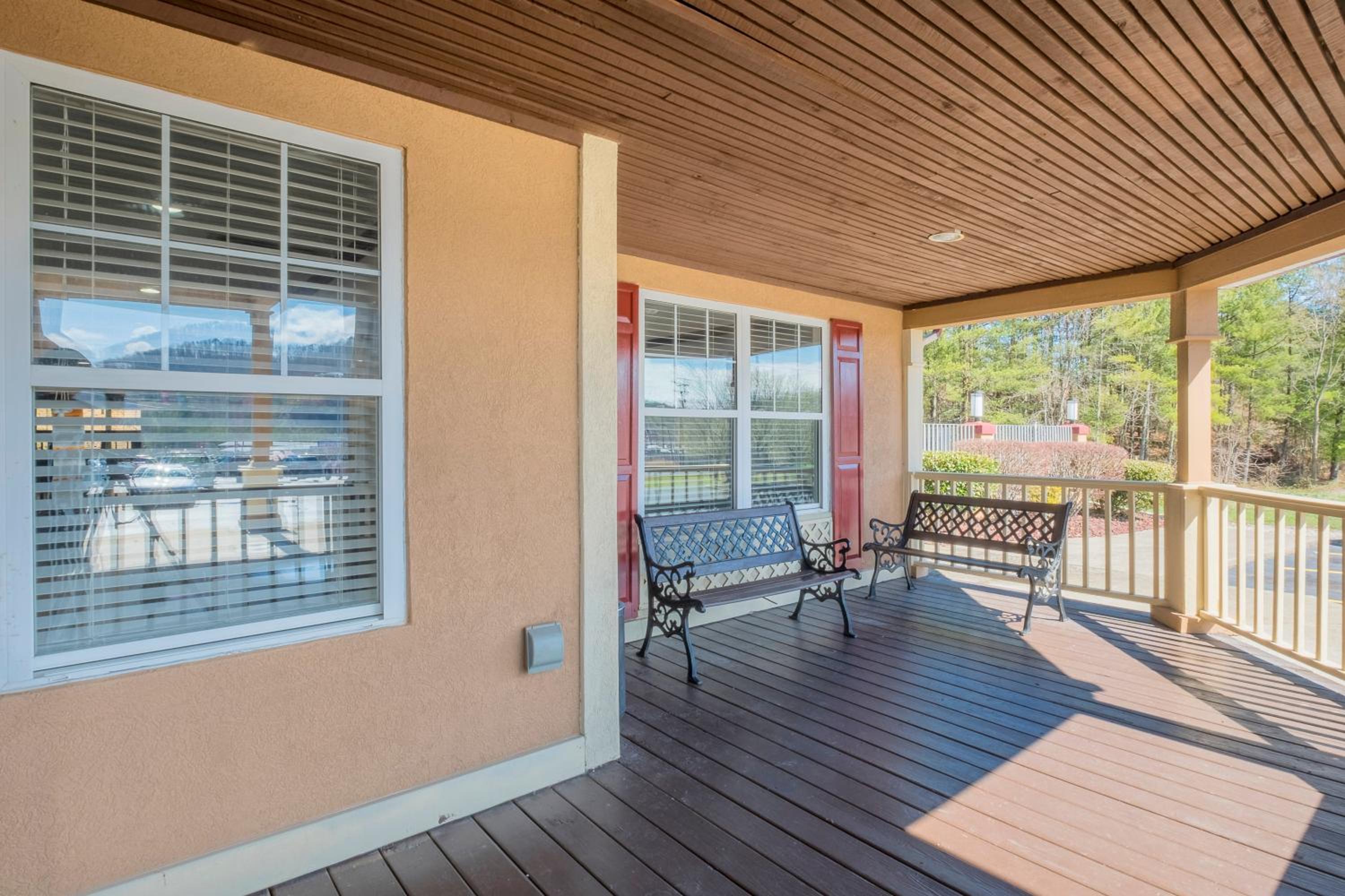 Corbin Vacations - Red Roof Inn Suites Corbin - Property Image 16
