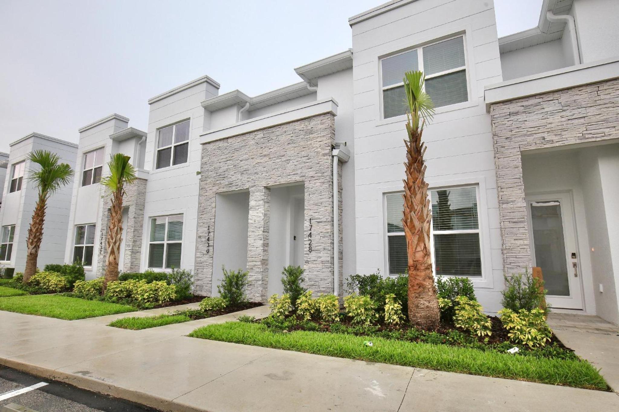 Amazing 3 bedroomloft townhouse in Hidden Forest, with private pool!