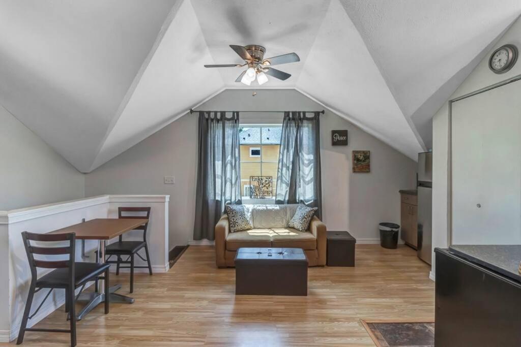Comfy studio - stylish yet budget friendly! view 3