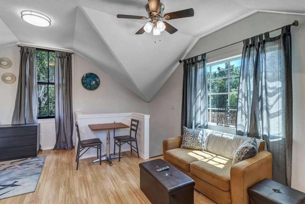 Comfy studio - stylish yet budget friendly! view 4