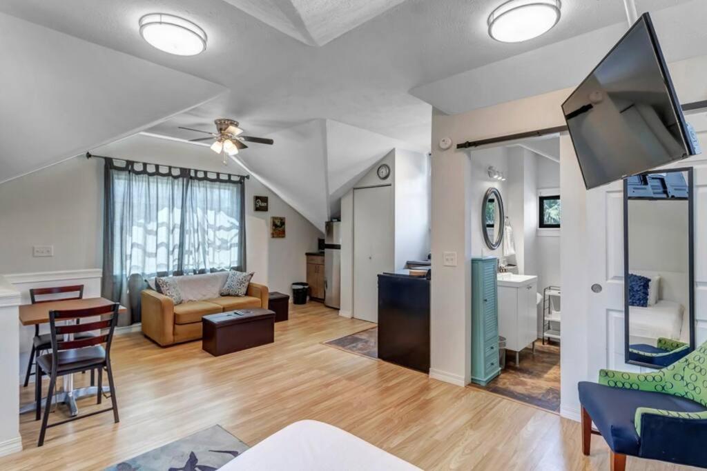 Comfy studio - stylish yet budget friendly! view 5