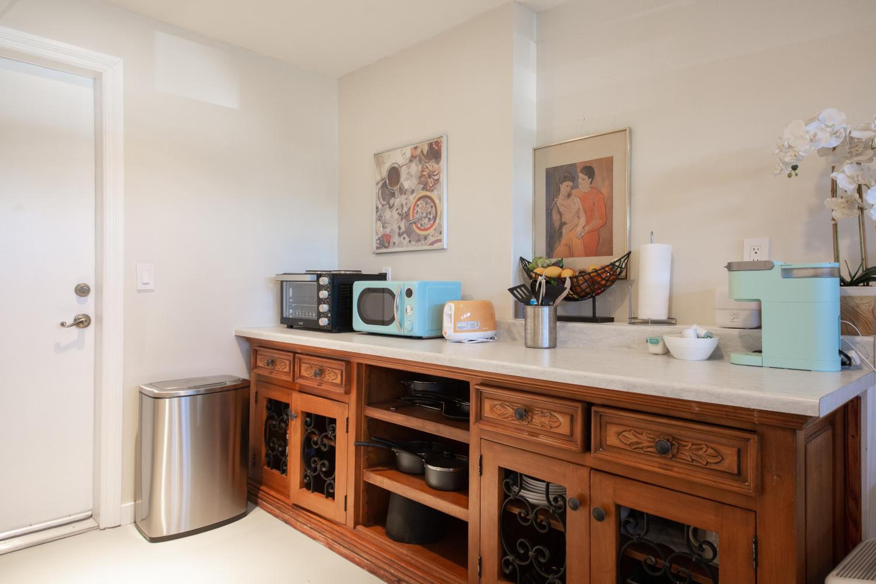 Overlooking Marina del Rey sailboats, is Green Ginger Playa Del Rey on the bluff,