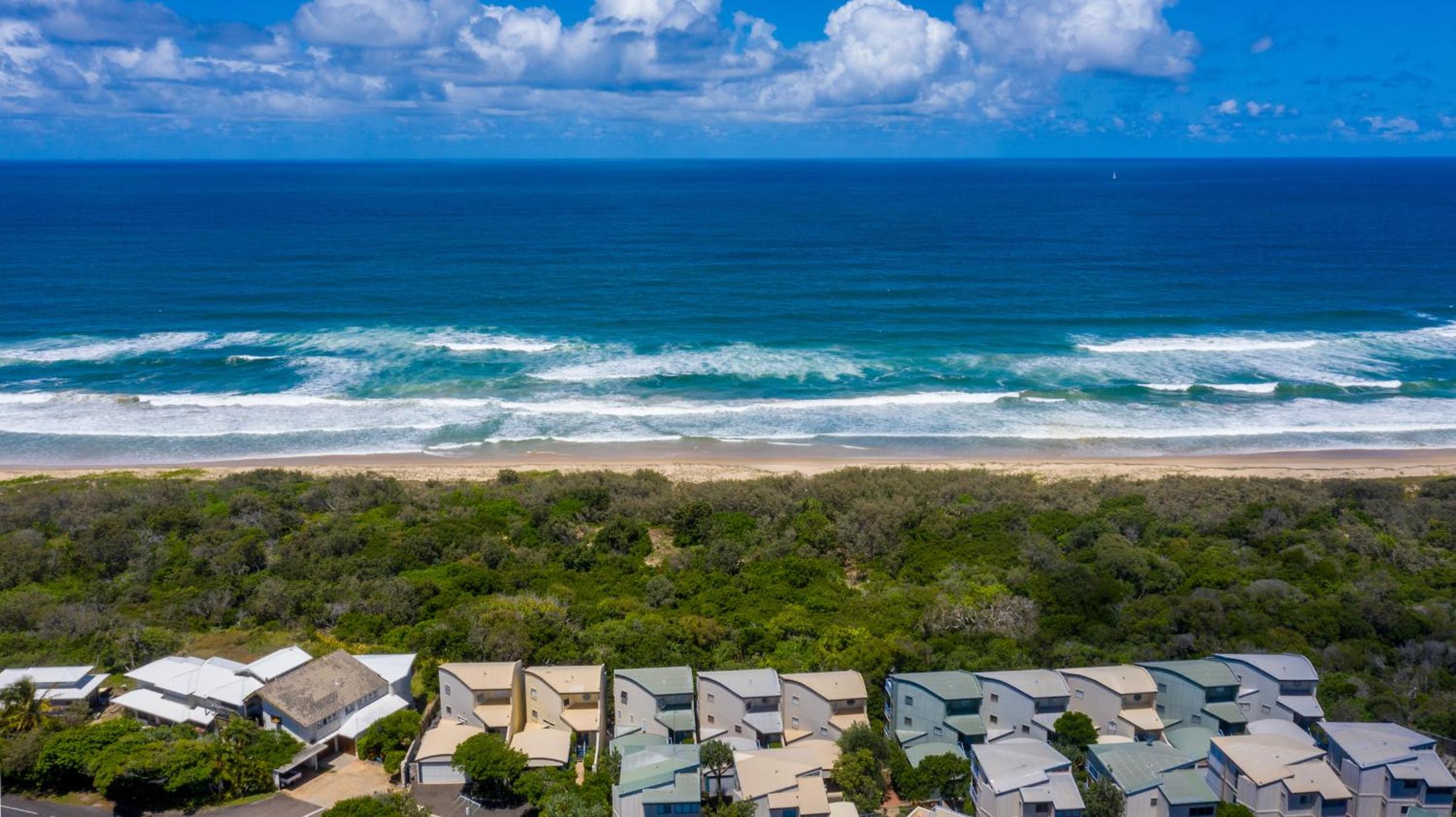 Castaway Cove Beachfront Home by Stay Noosa