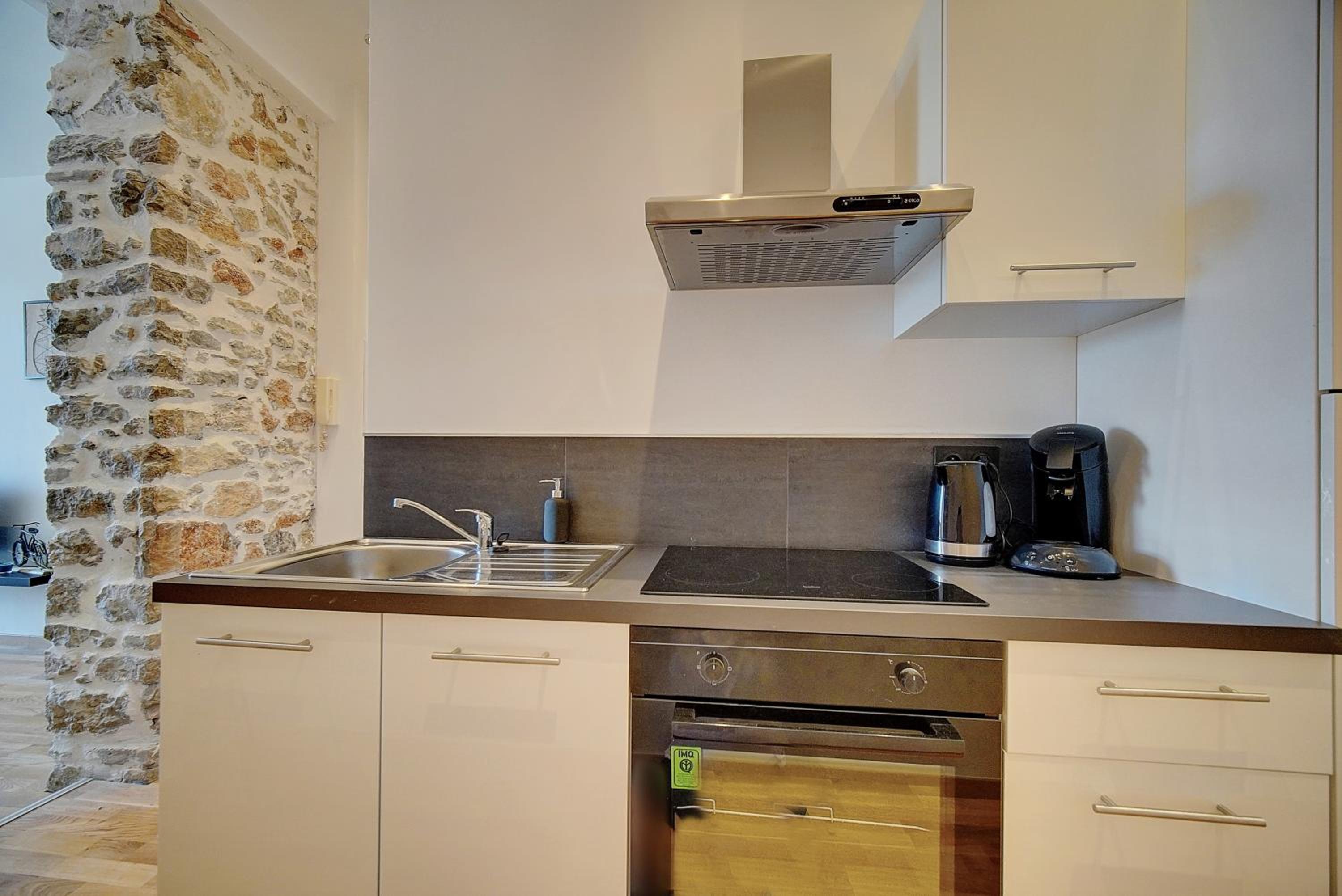Le ART casa de vacaciones en Cannes — kitchen